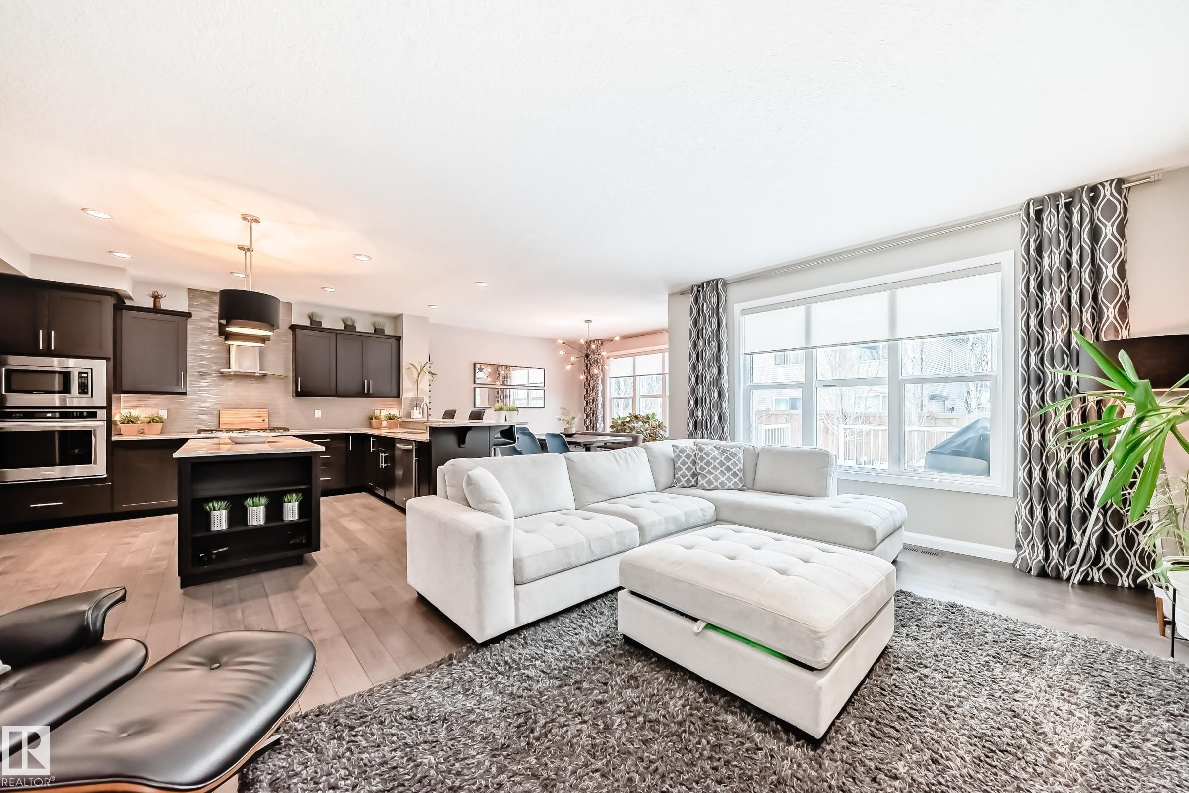 7014 170A Avenue, Edmonton, AB - Indoor Photo Showing Living Room