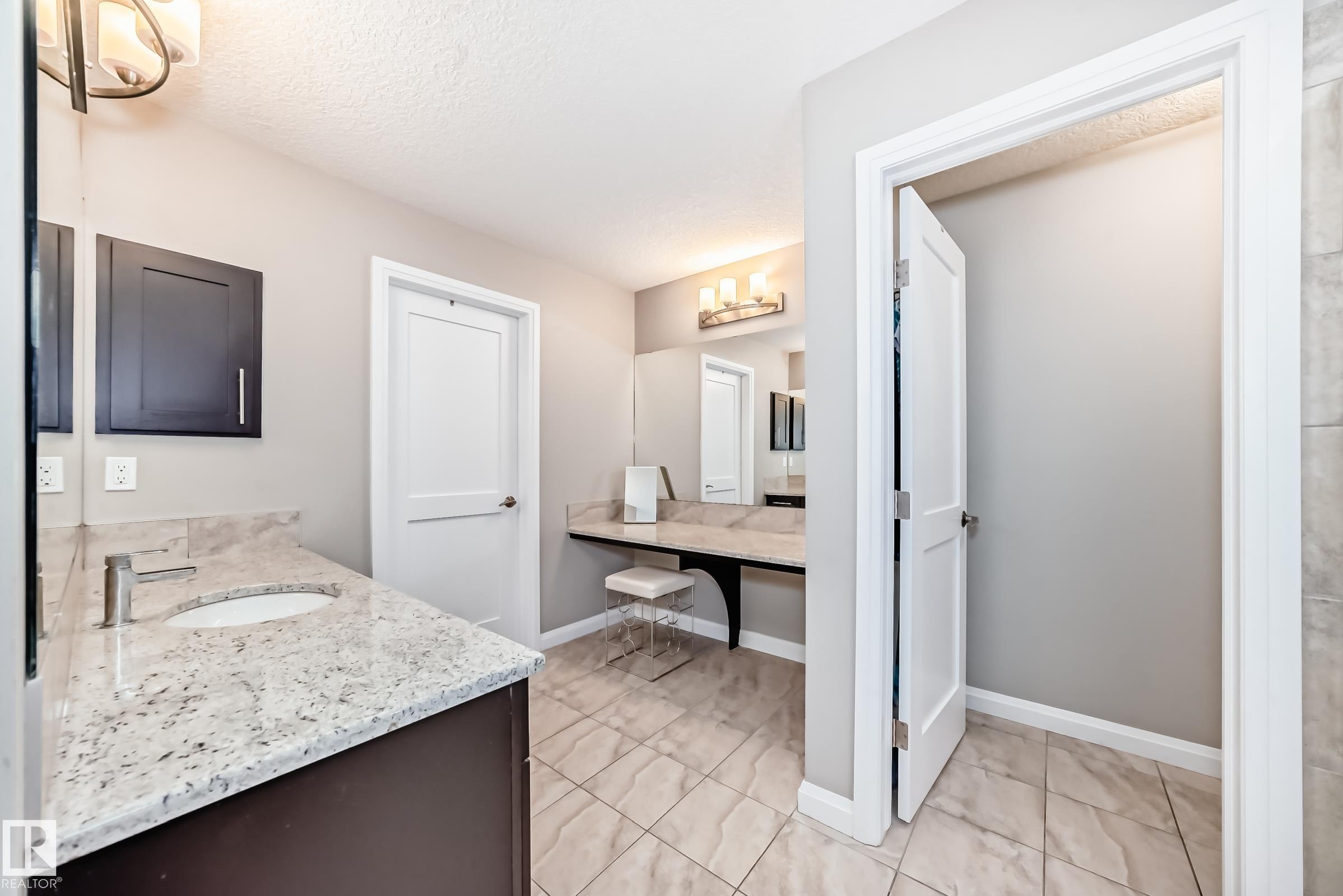 7014 170A Avenue, Edmonton, AB - Indoor