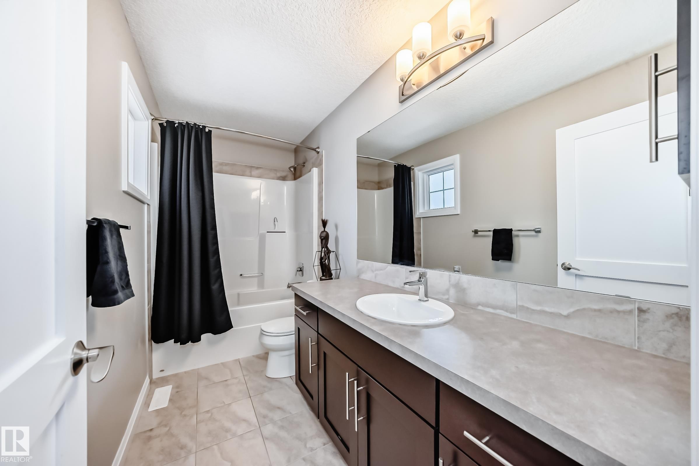 7014 170A Avenue, Edmonton, AB - Indoor Photo Showing Bathroom