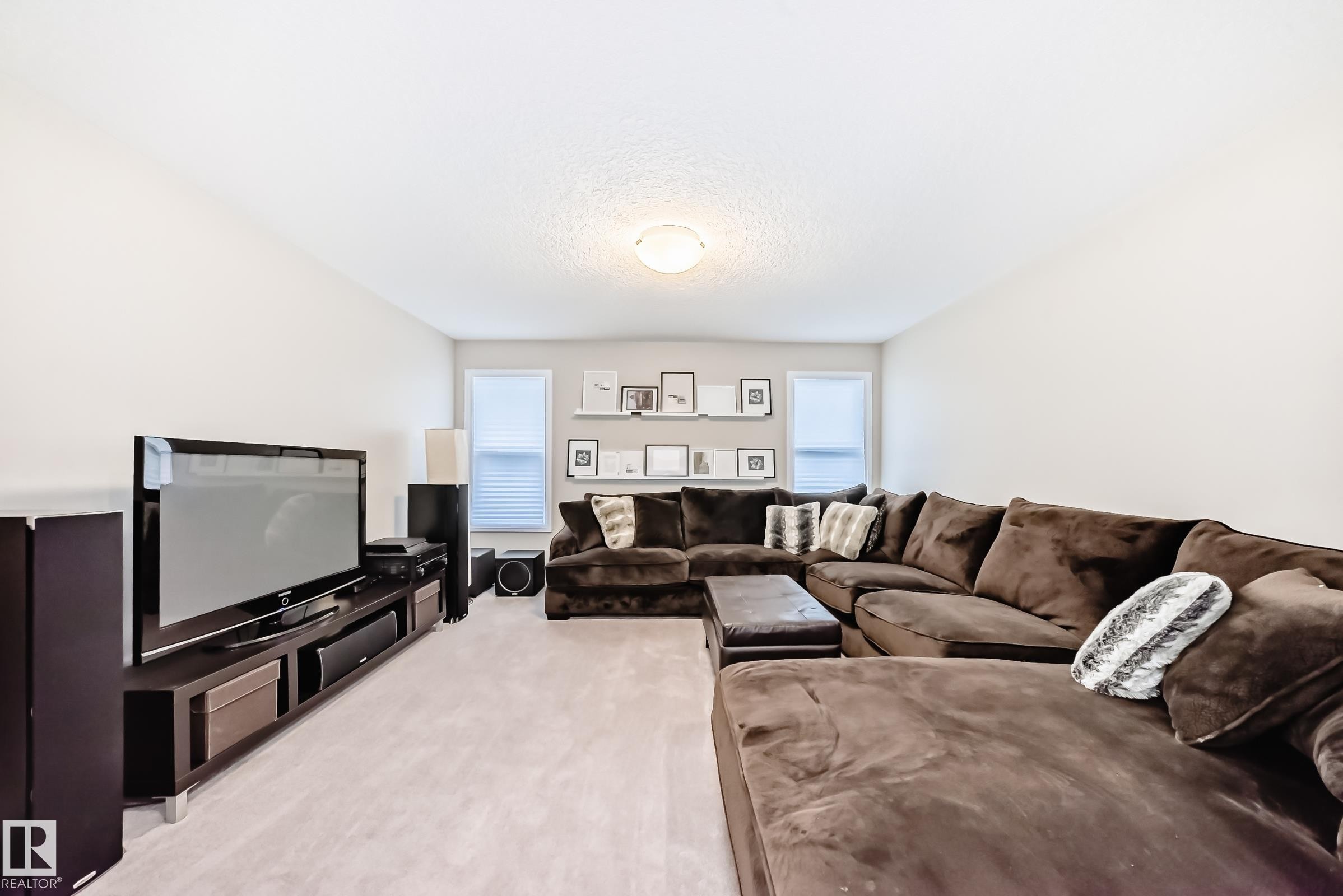 7014 170A Avenue, Edmonton, AB - Indoor Photo Showing Living Room