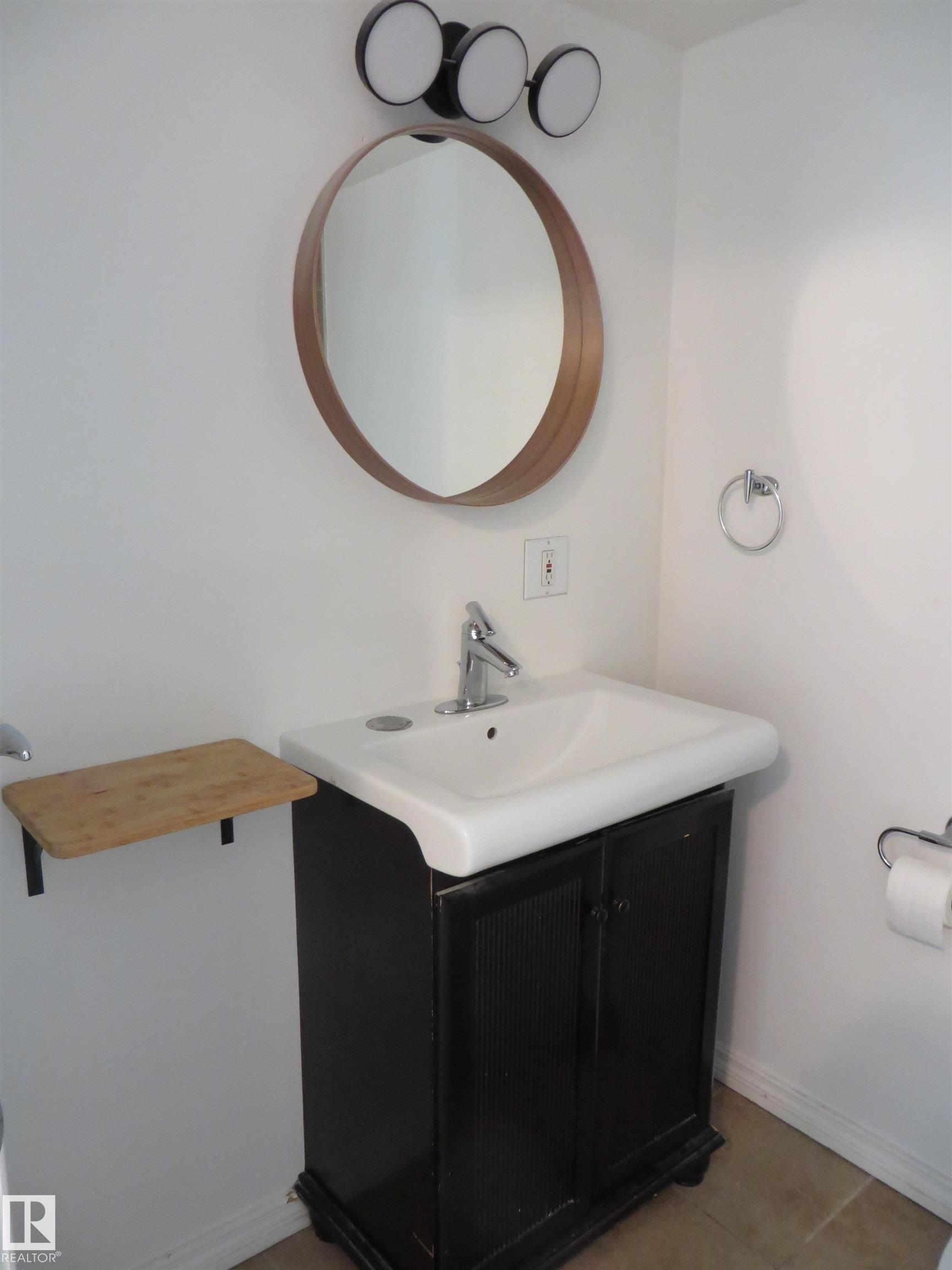 102 10547 83 Avenue, Edmonton, AB - Indoor Photo Showing Bathroom