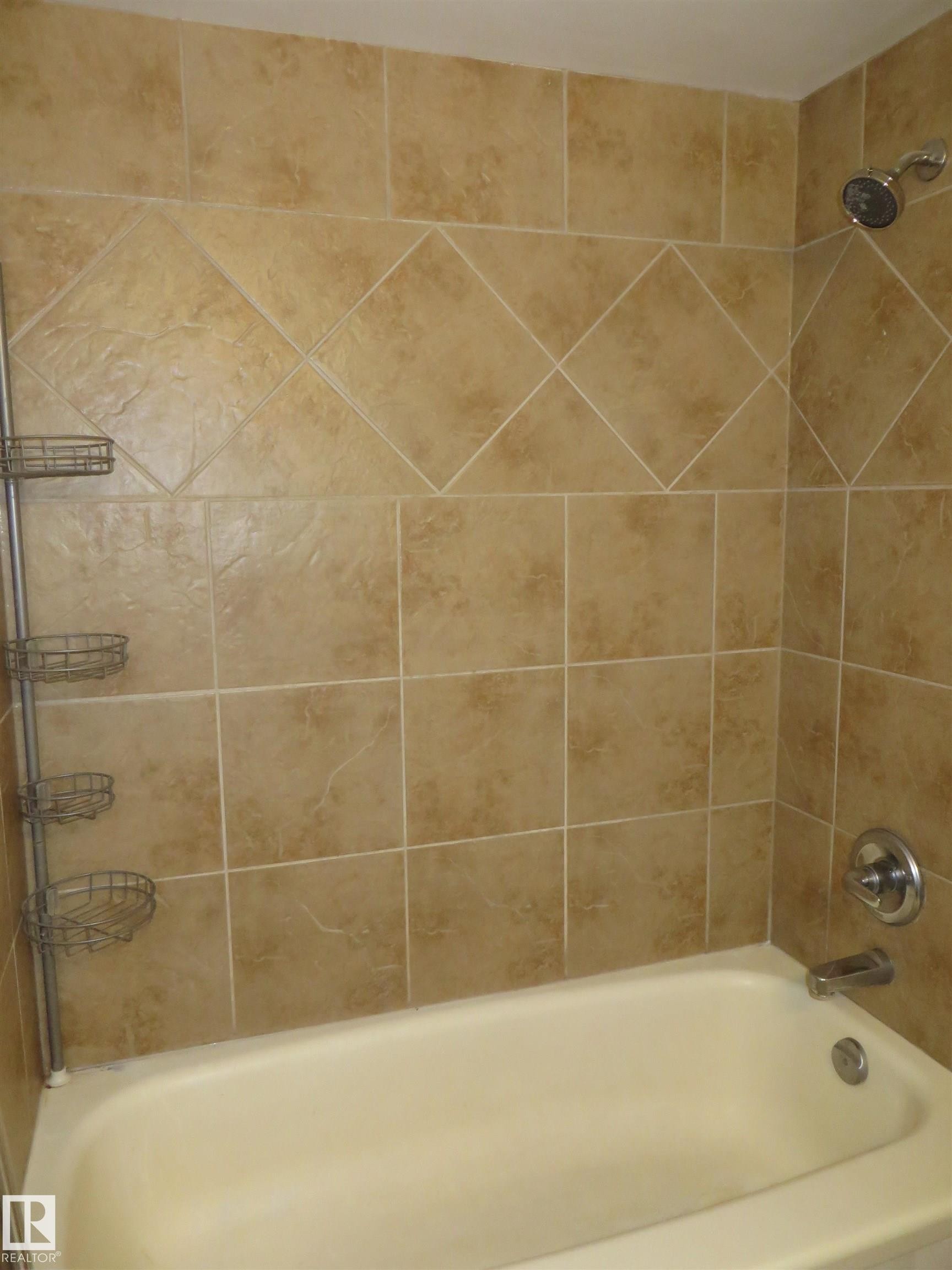 102 10547 83 Avenue, Edmonton, AB - Indoor Photo Showing Bathroom