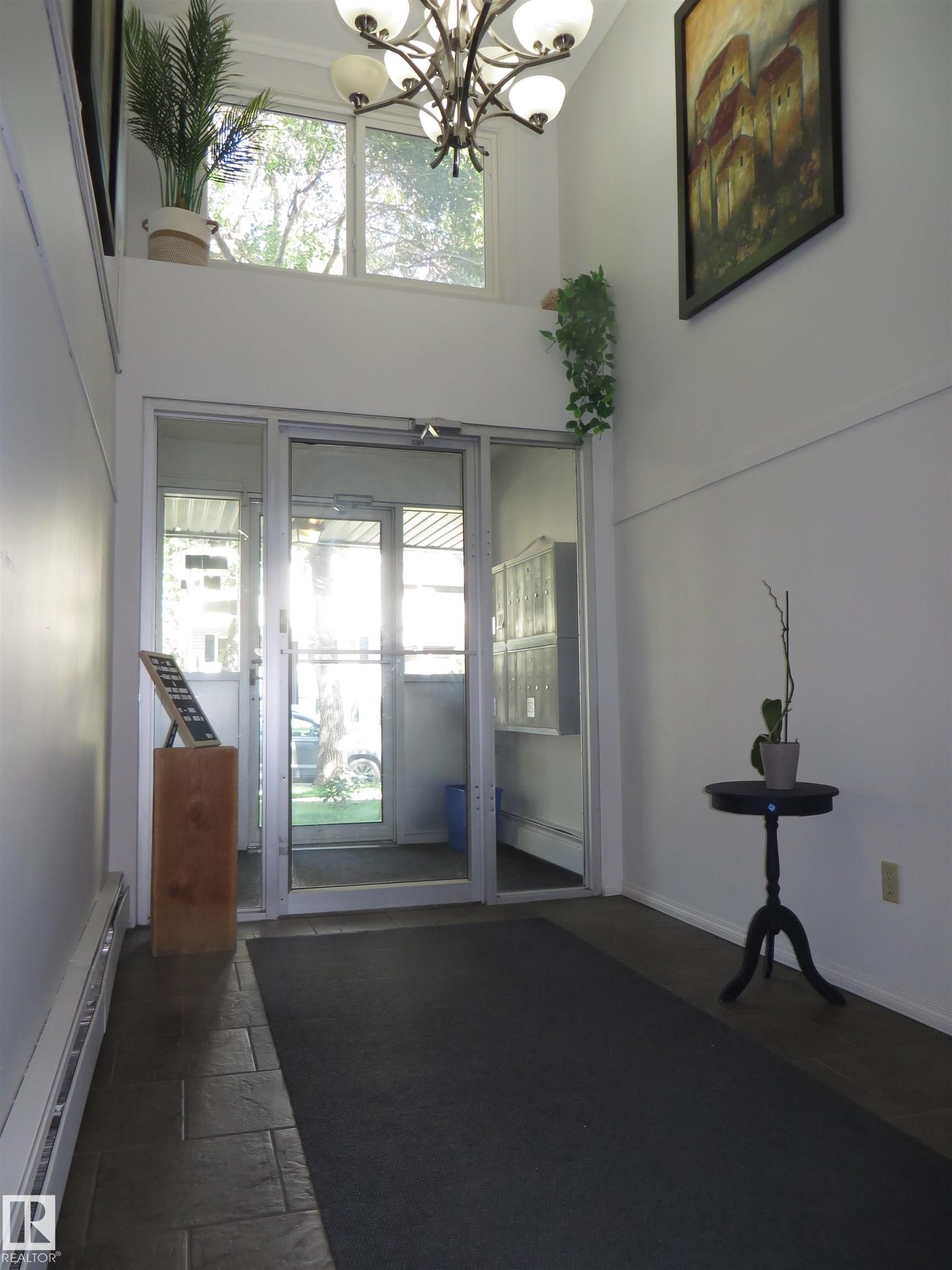 102 10547 83 Avenue, Edmonton, AB - Indoor Photo Showing Other Room