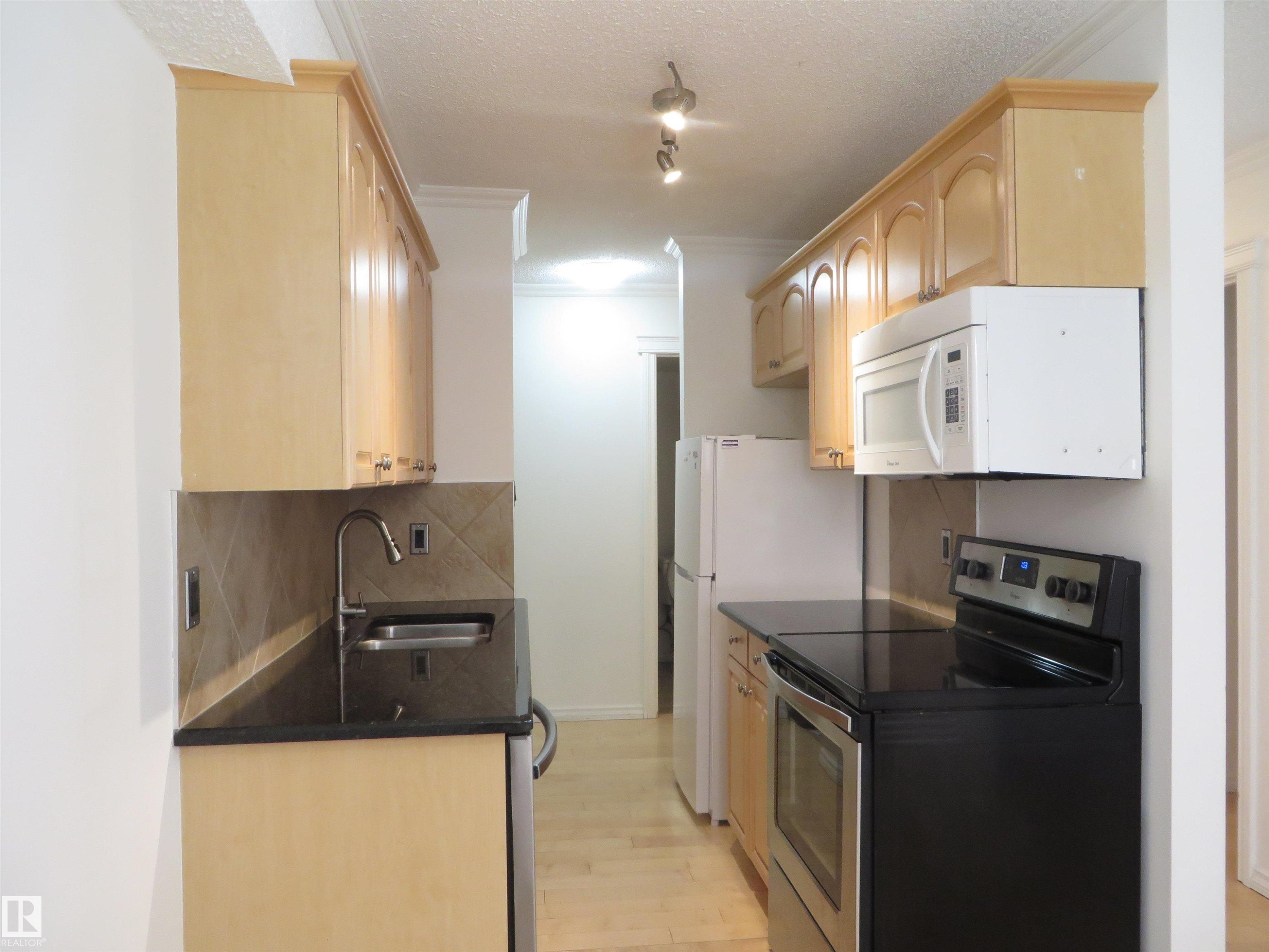 102 10547 83 Avenue, Edmonton, AB - Indoor Photo Showing Kitchen