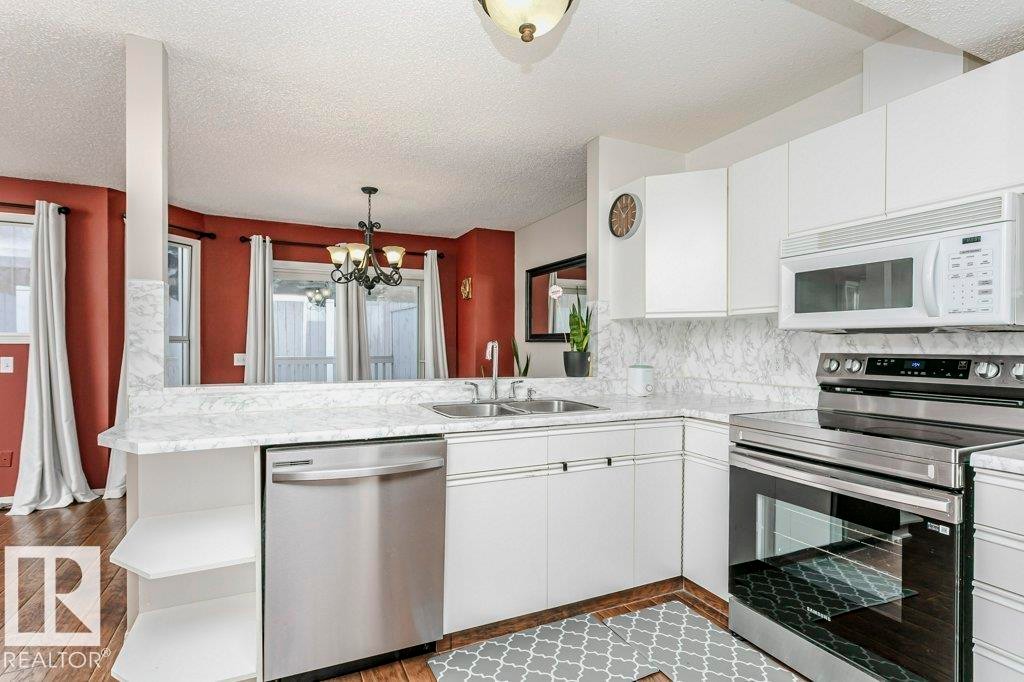 3 20 Deerbourne Drive, St. Albert, AB - Indoor Photo Showing Kitchen With Double Sink With Upgraded Kitchen