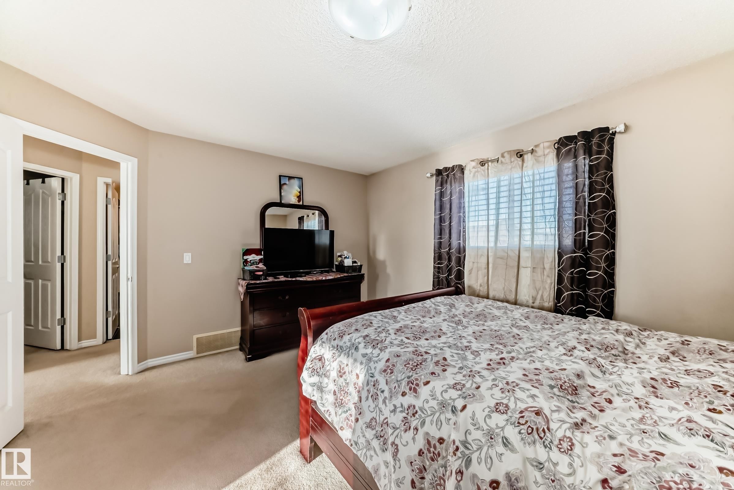 Bedroom with carpet and baseboards - 5814 165 Avenue, Edmonton, AB - Indoor Photo Showing Bedroom