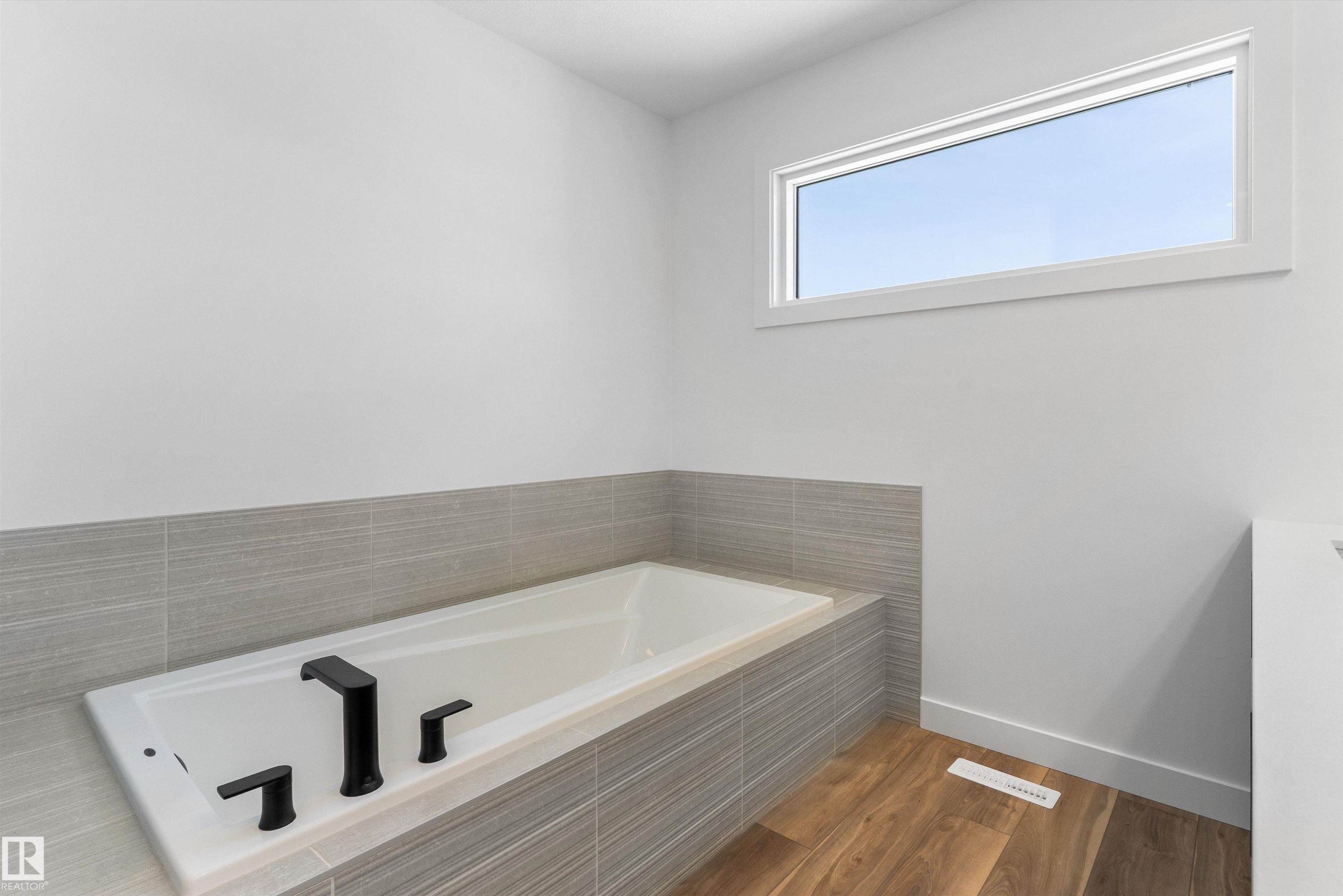 748 Astoria Way, Devon, AB - Indoor Photo Showing Bathroom