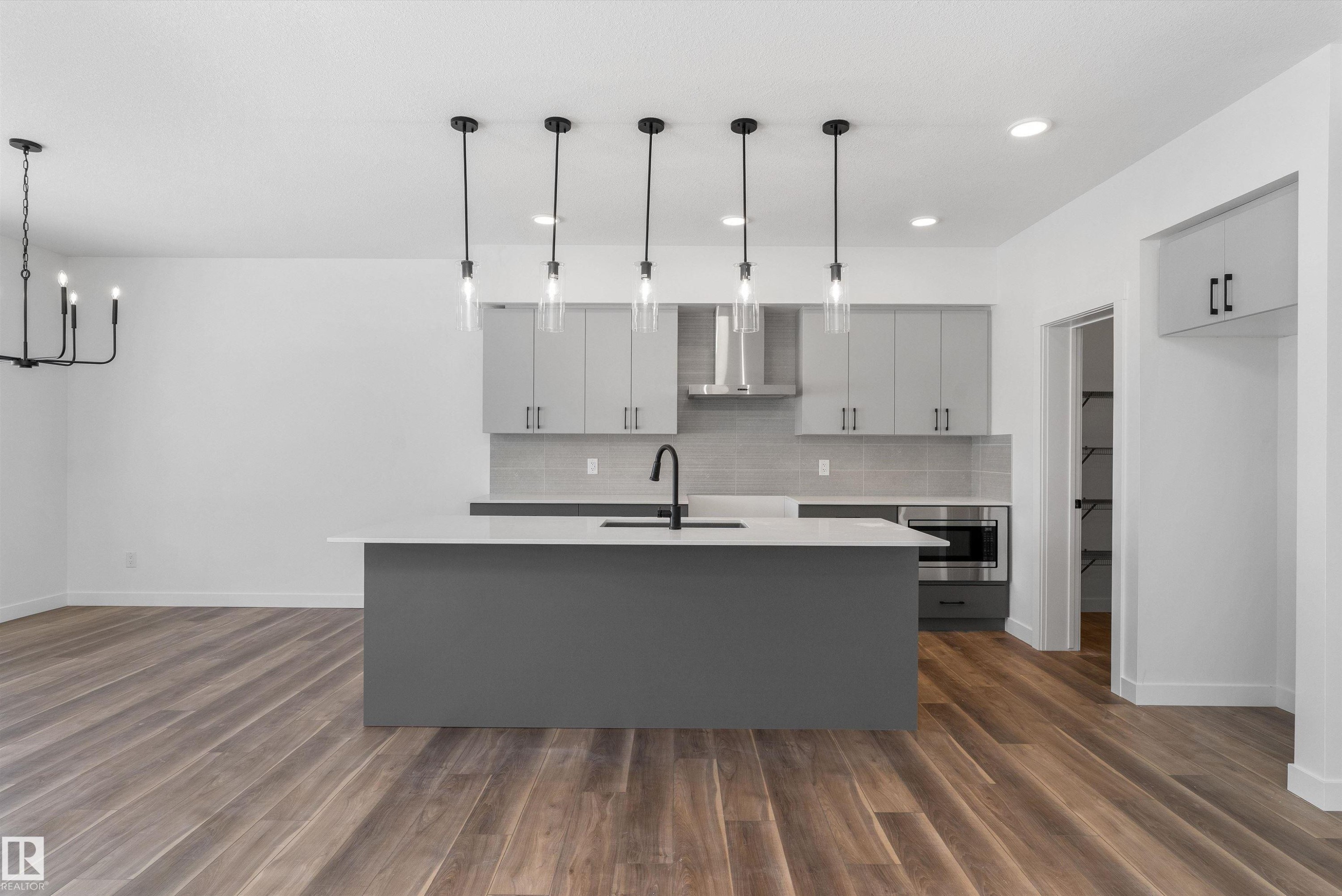 748 Astoria Way, Devon, AB - Indoor Photo Showing Kitchen With Upgraded Kitchen