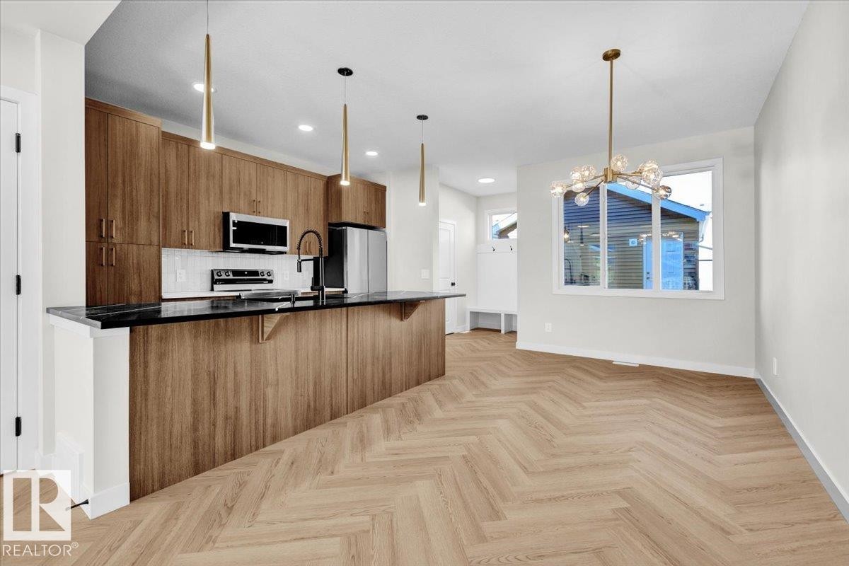 1316 Keswick Drive, Edmonton, AB - Indoor Photo Showing Kitchen With Upgraded Kitchen