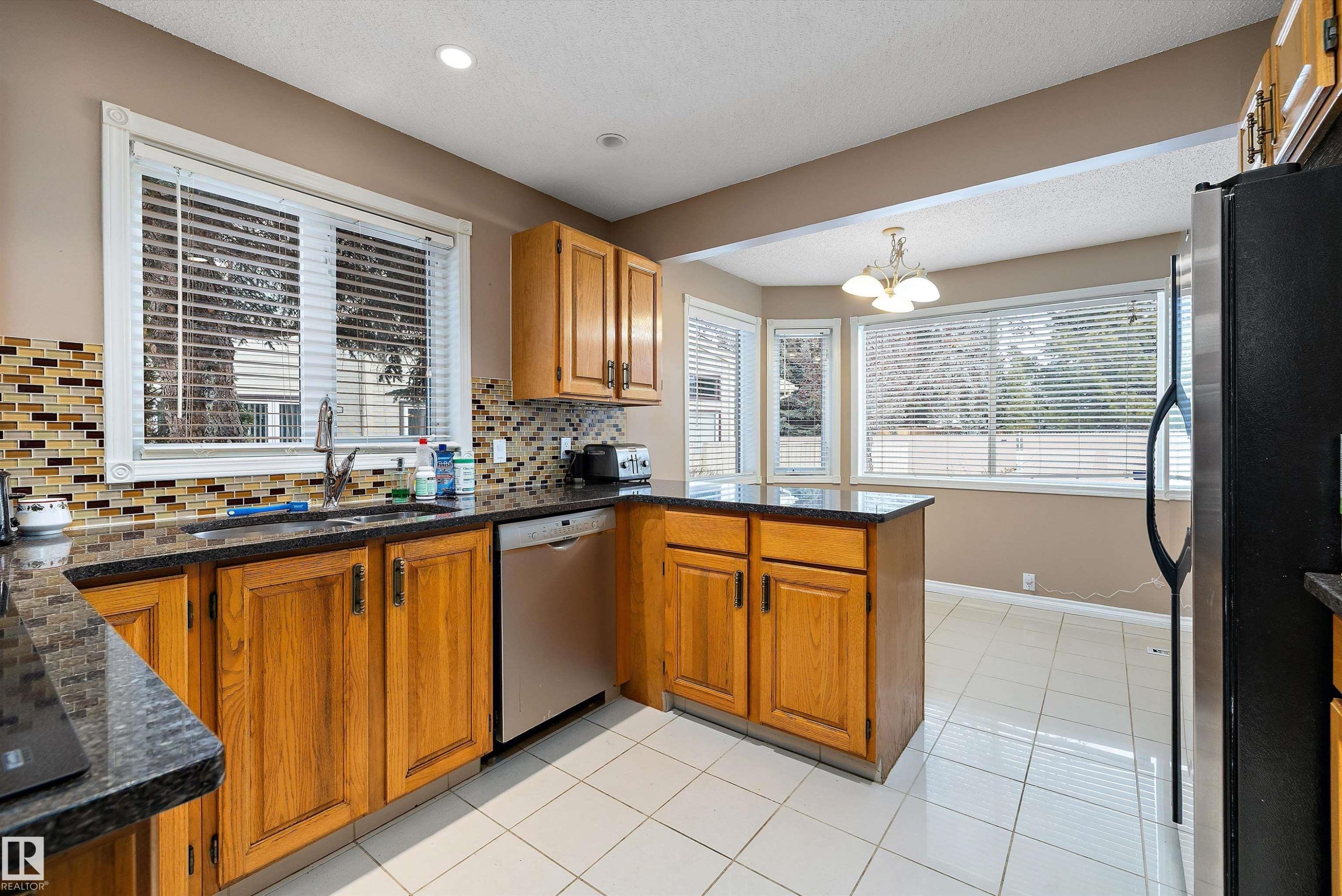 1027 109 Street, Edmonton, AB - Indoor Photo Showing Kitchen