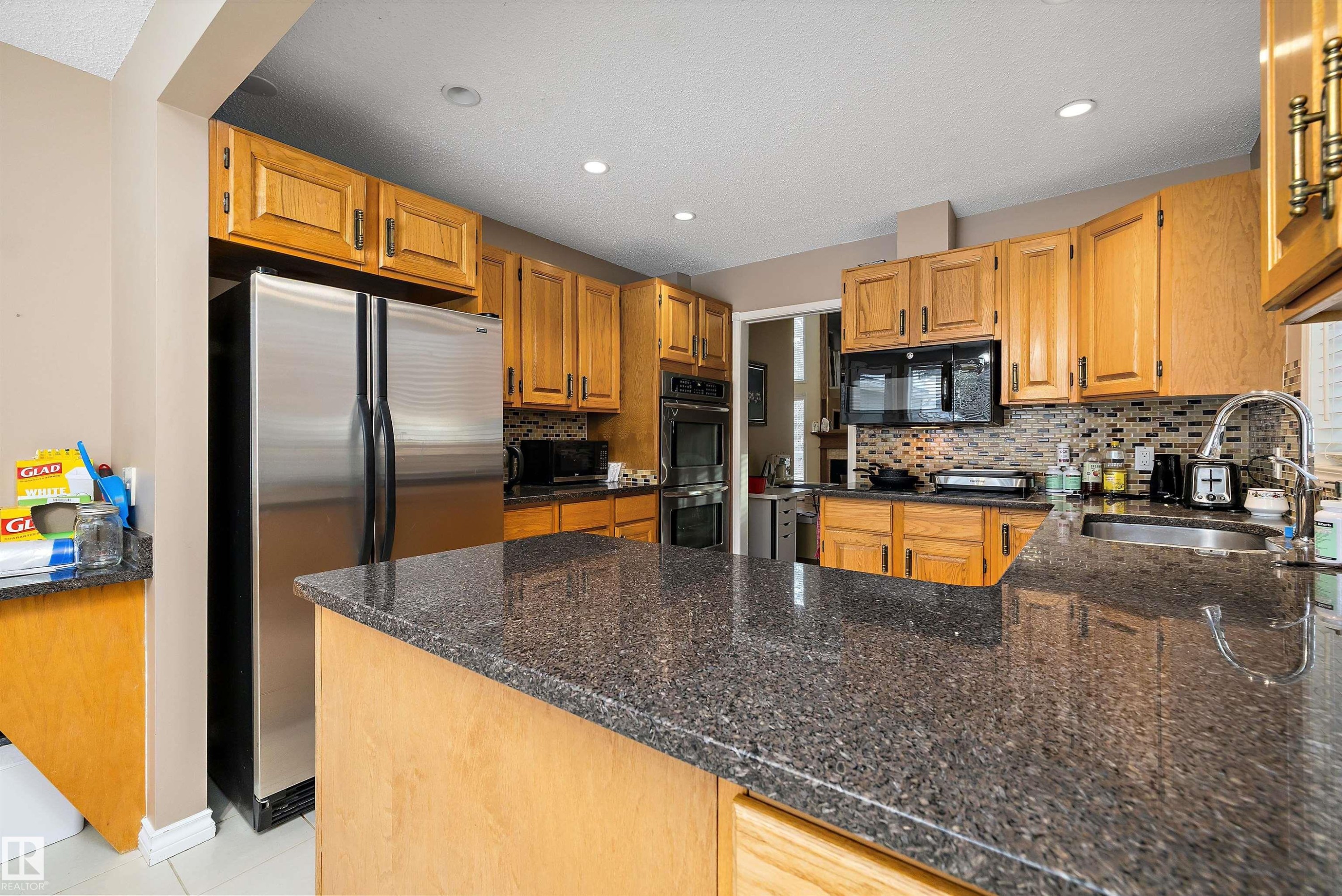 1027 109 Street, Edmonton, AB - Indoor Photo Showing Kitchen With Stainless Steel Kitchen With Upgraded Kitchen