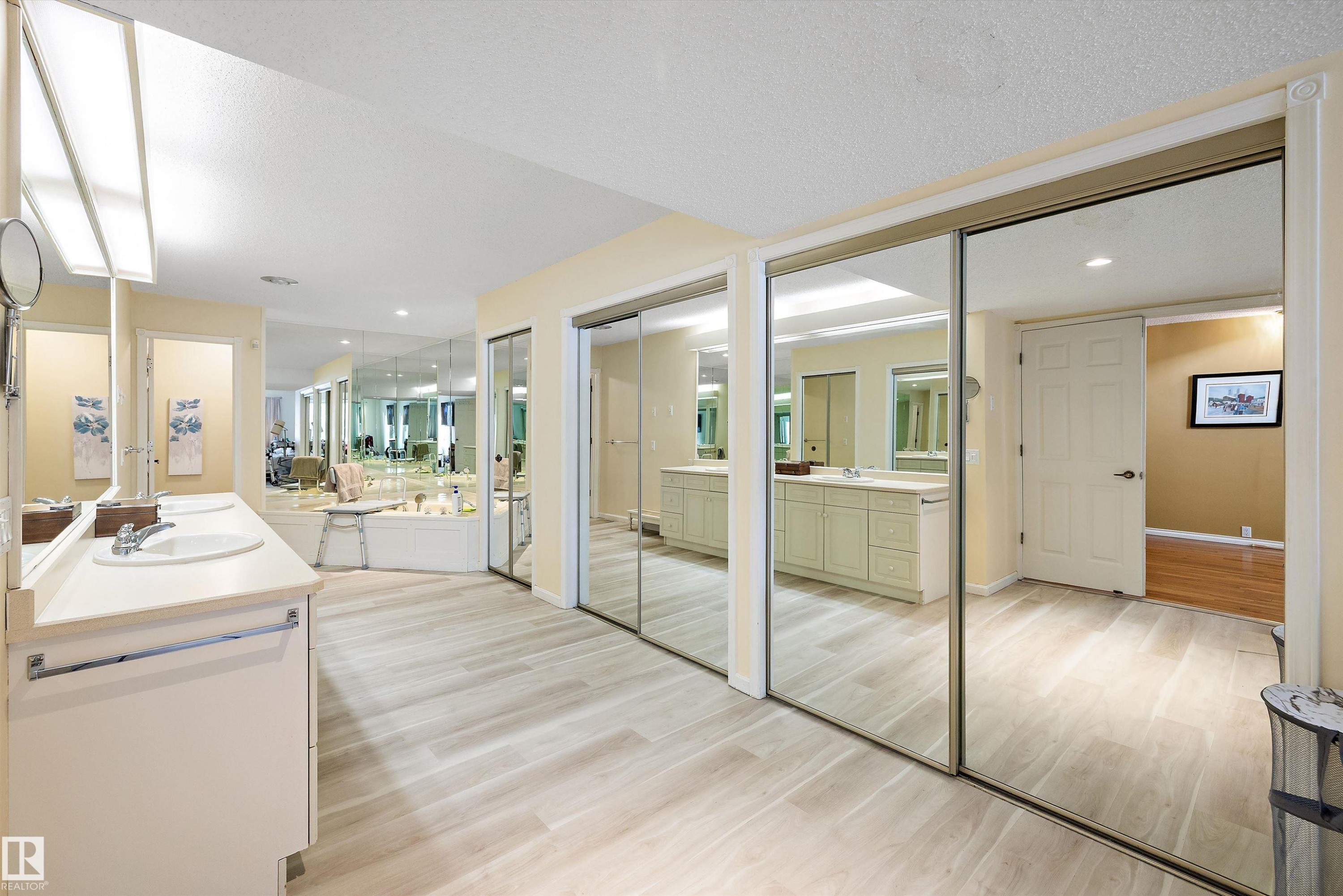 1027 109 Street, Edmonton, AB - Indoor