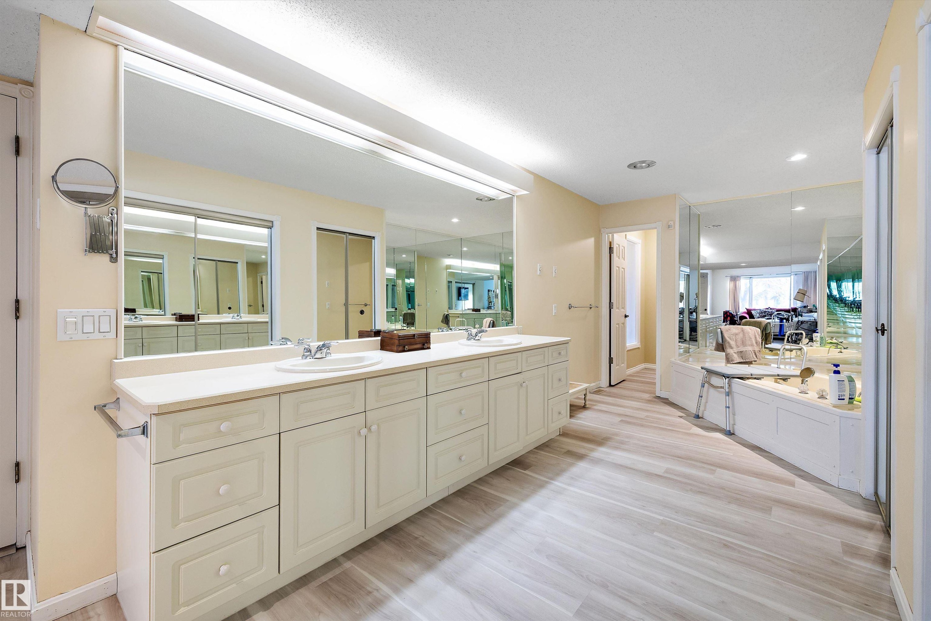 1027 109 Street, Edmonton, AB - Indoor Photo Showing Bathroom