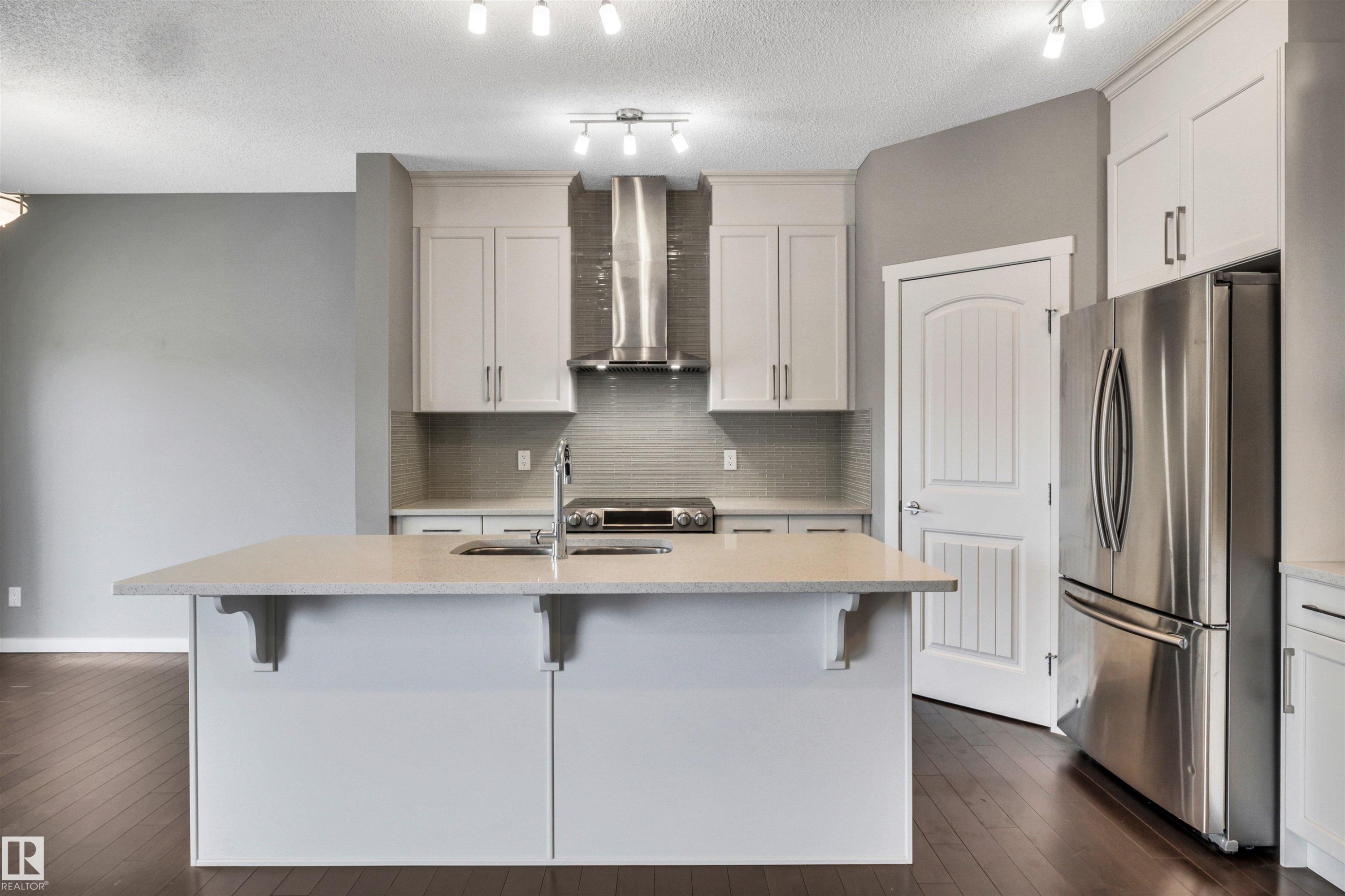 4442 5A Street, Edmonton, AB - Indoor Photo Showing Kitchen With Upgraded Kitchen