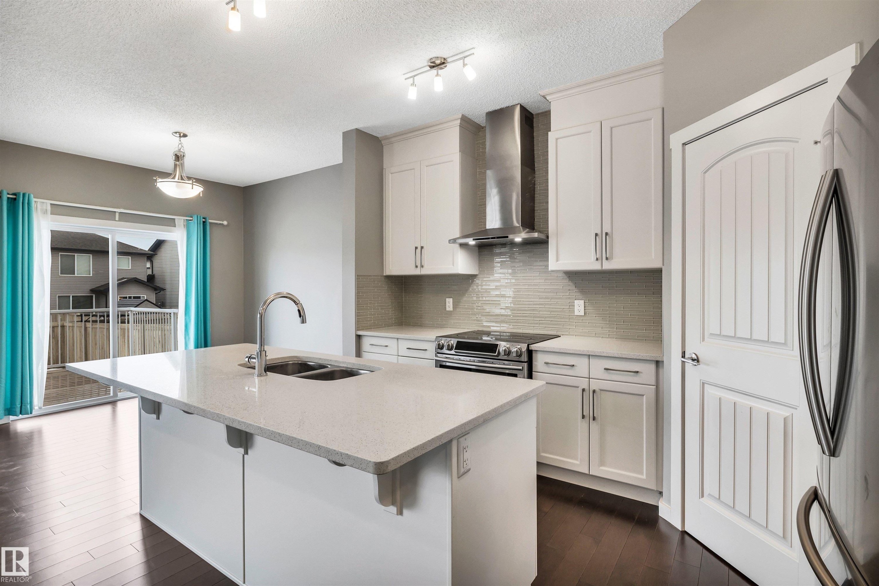 4442 5A Street, Edmonton, AB - Indoor Photo Showing Kitchen With Double Sink With Upgraded Kitchen