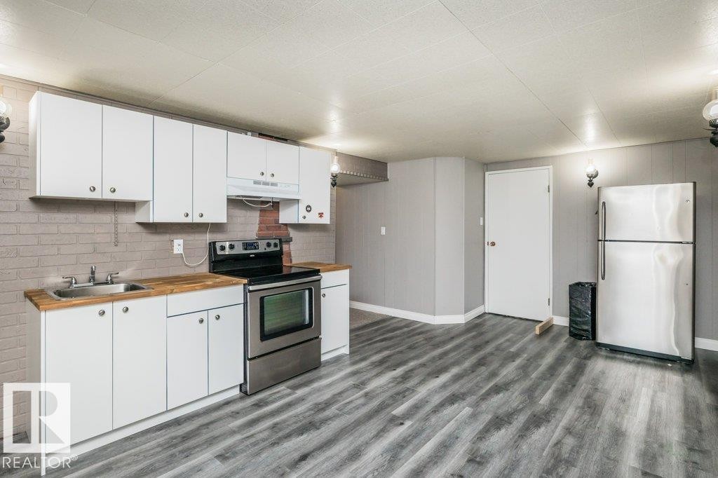 5304 92 Avenue, Edmonton, AB - Indoor Photo Showing Kitchen