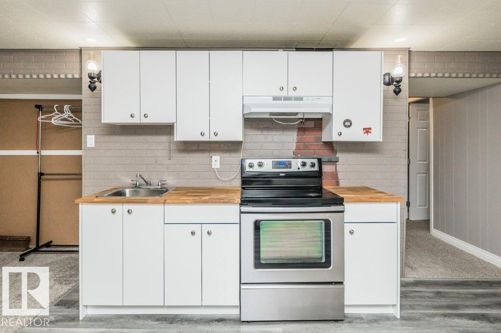 5304 92 Avenue, Edmonton, AB - Indoor Photo Showing Kitchen