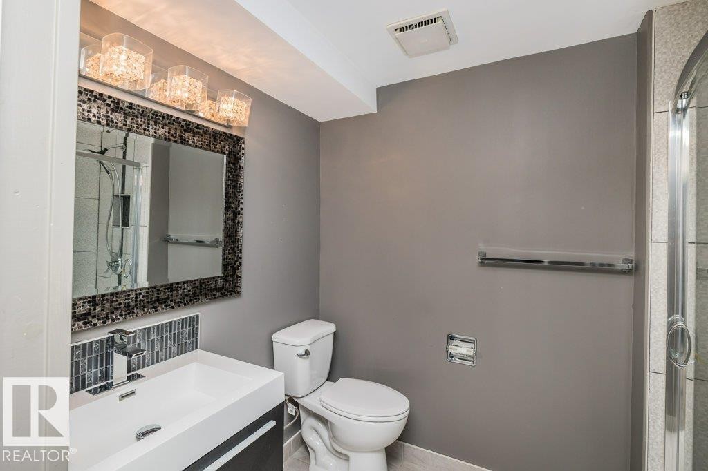 5304 92 Avenue, Edmonton, AB - Indoor Photo Showing Bathroom