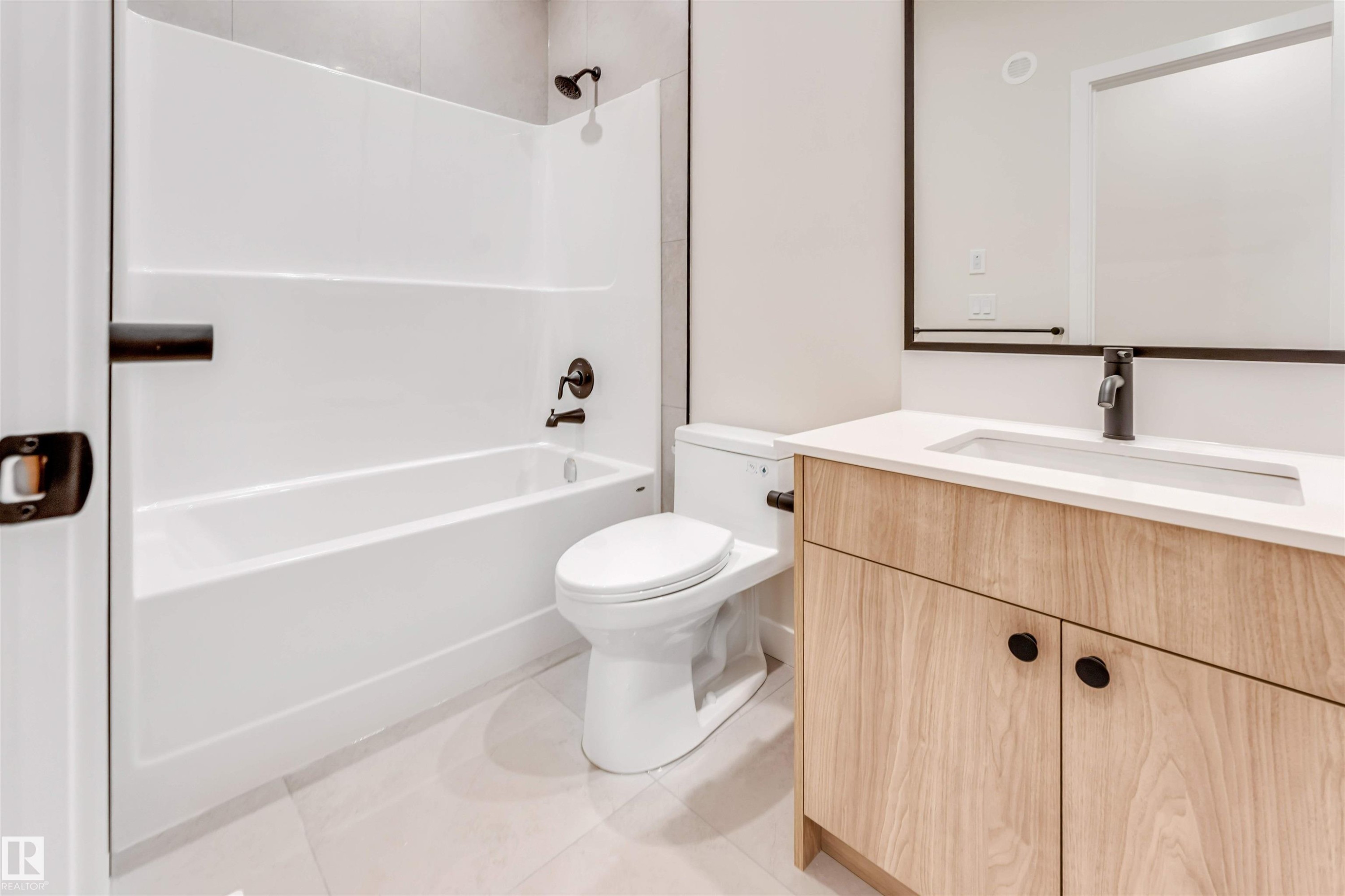 5807 Kootook Link Link, Edmonton, AB - Indoor Photo Showing Bathroom