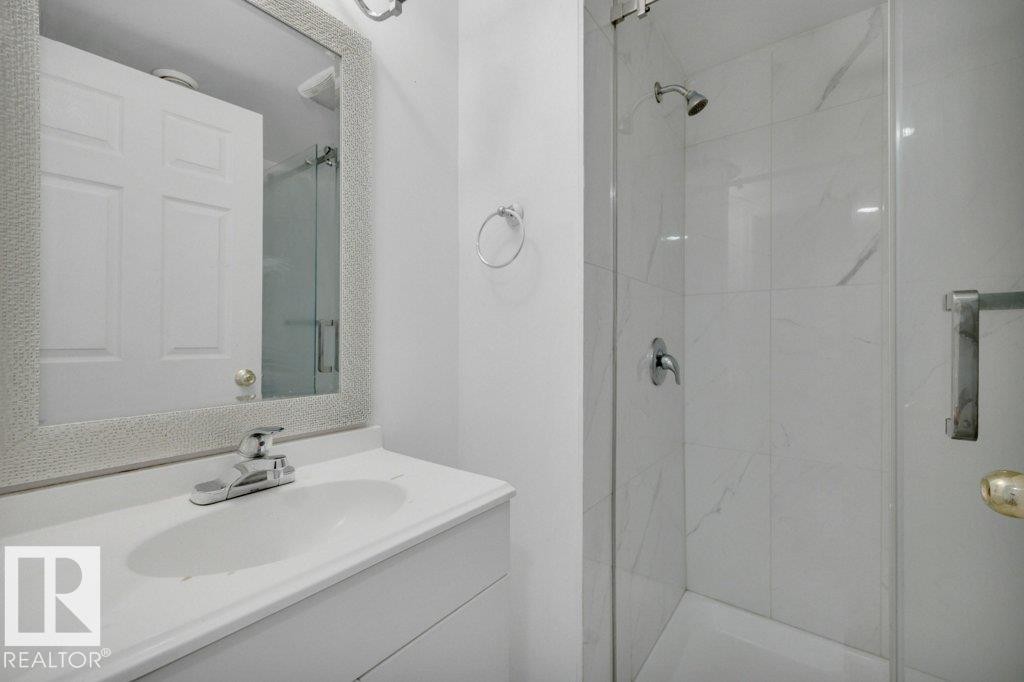 10844 97 Street, Edmonton, AB - Indoor Photo Showing Bathroom