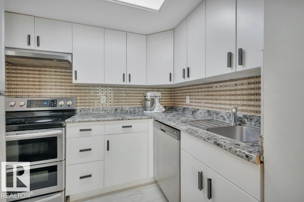 322 Willow Court, Edmonton, AB - Indoor Photo Showing Kitchen With Upgraded Kitchen