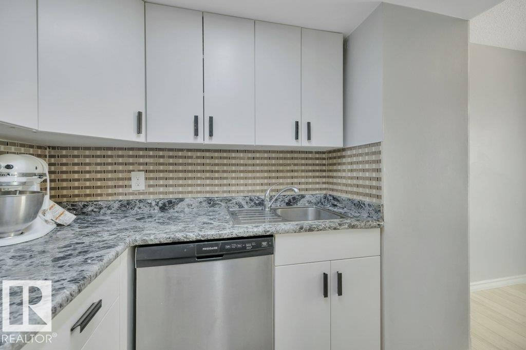 322 Willow Court, Edmonton, AB - Indoor Photo Showing Kitchen With Upgraded Kitchen