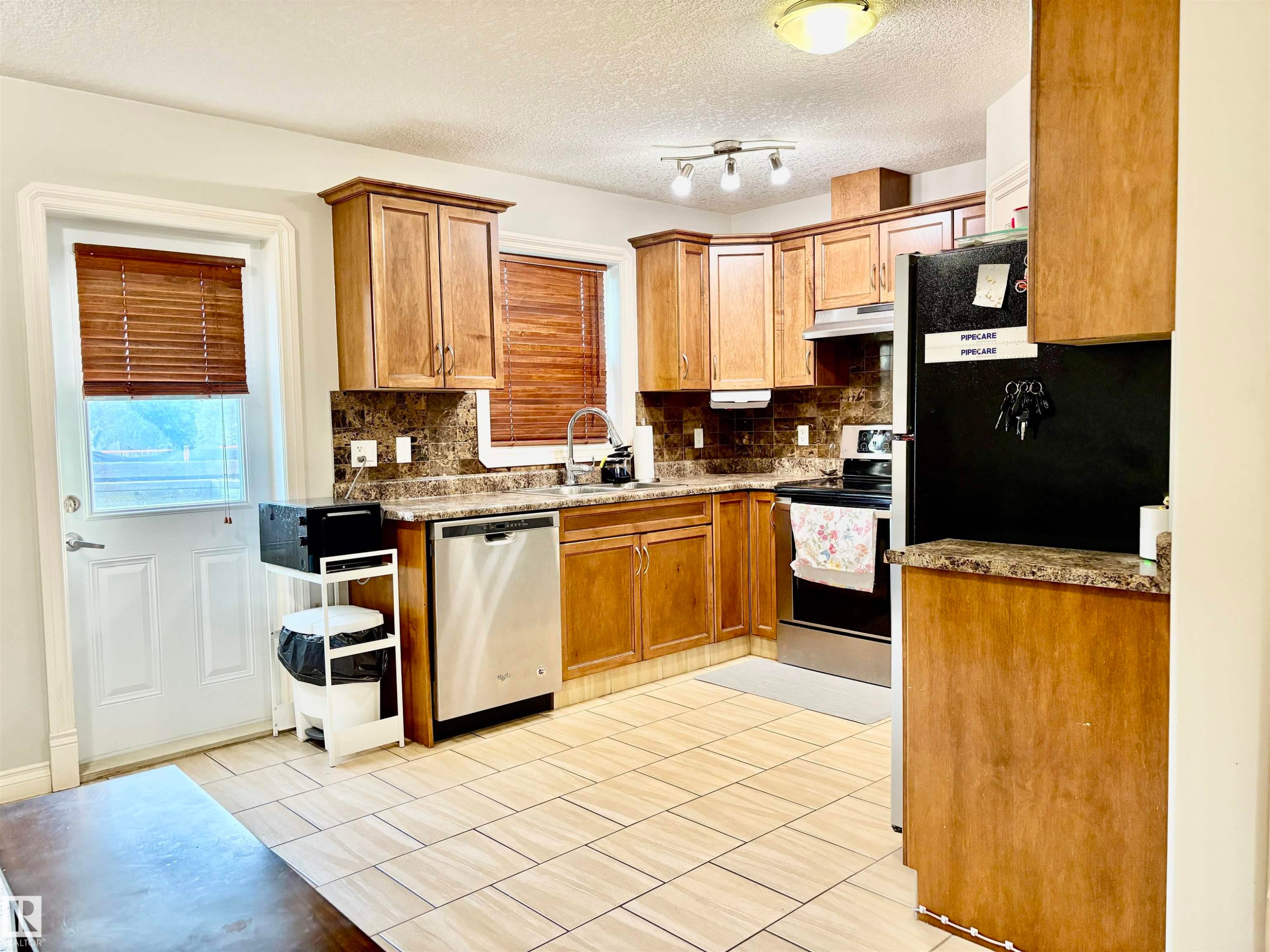 14907 109 Avenue, Edmonton, AB - Indoor Photo Showing Kitchen
