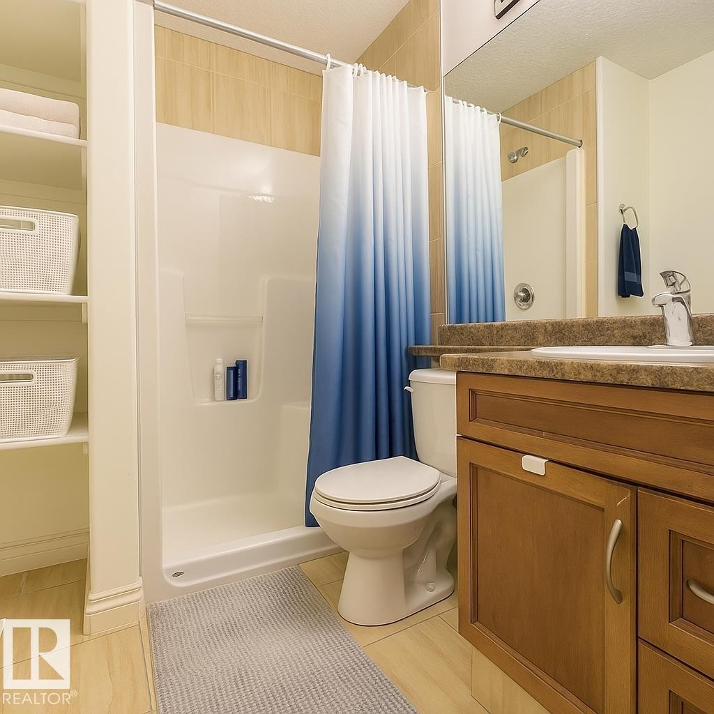 14907 109 Avenue, Edmonton, AB - Indoor Photo Showing Bathroom