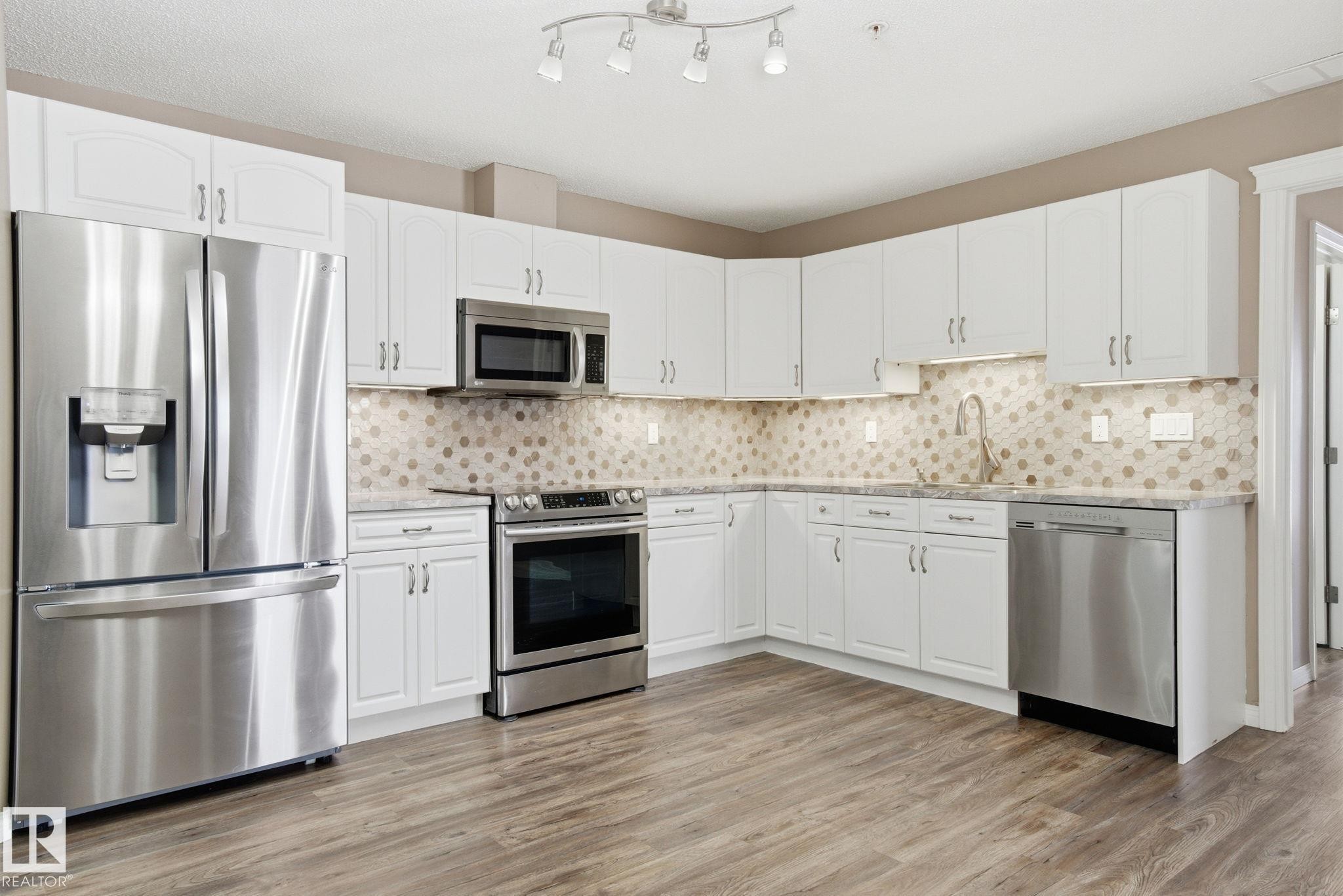 320 7801 Golf Course Road, Stony Plain, AB - Indoor Photo Showing Kitchen With Upgraded Kitchen