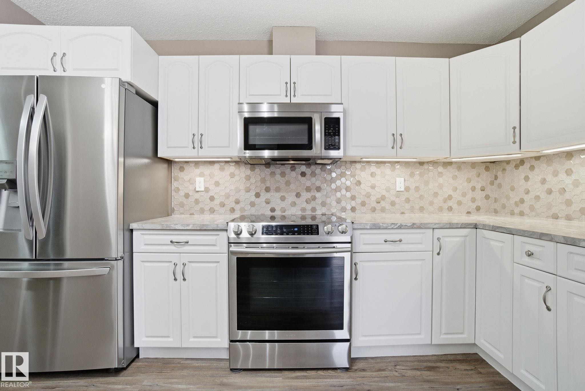 320 7801 Golf Course Road, Stony Plain, AB - Indoor Photo Showing Kitchen With Upgraded Kitchen