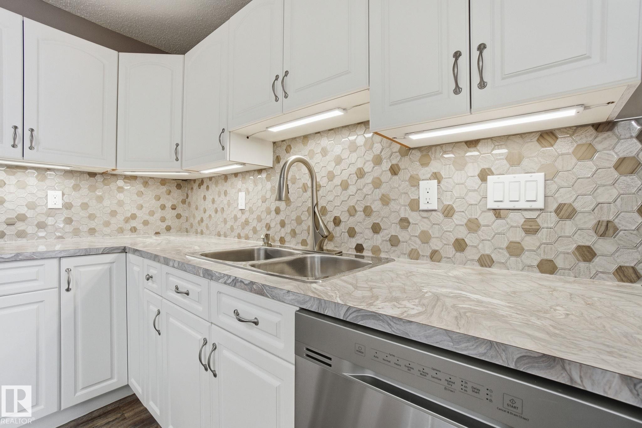 320 7801 Golf Course Road, Stony Plain, AB - Indoor Photo Showing Kitchen With Double Sink With Upgraded Kitchen