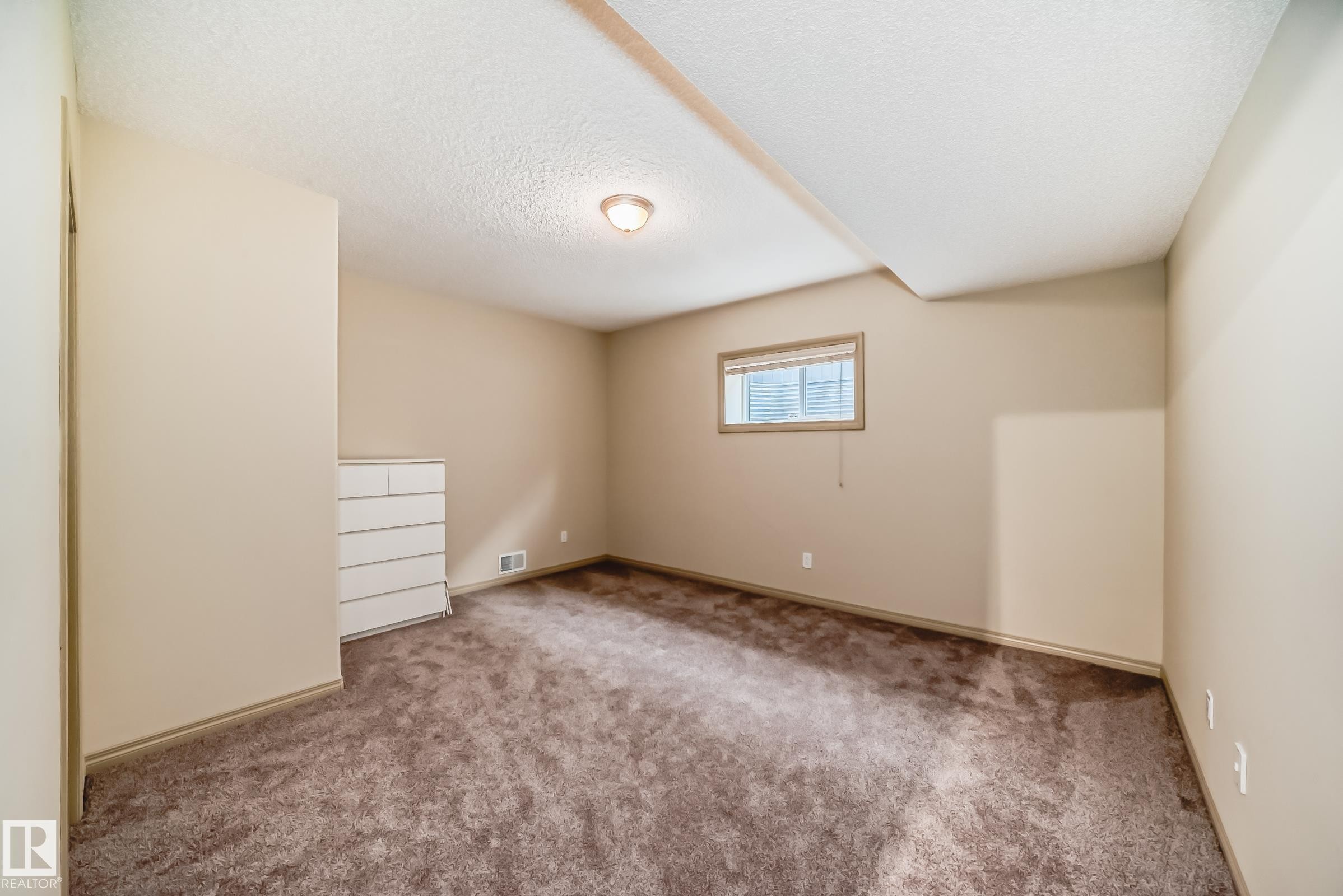 241 Darlington Crescent, Edmonton, AB - Indoor Photo Showing Other Room