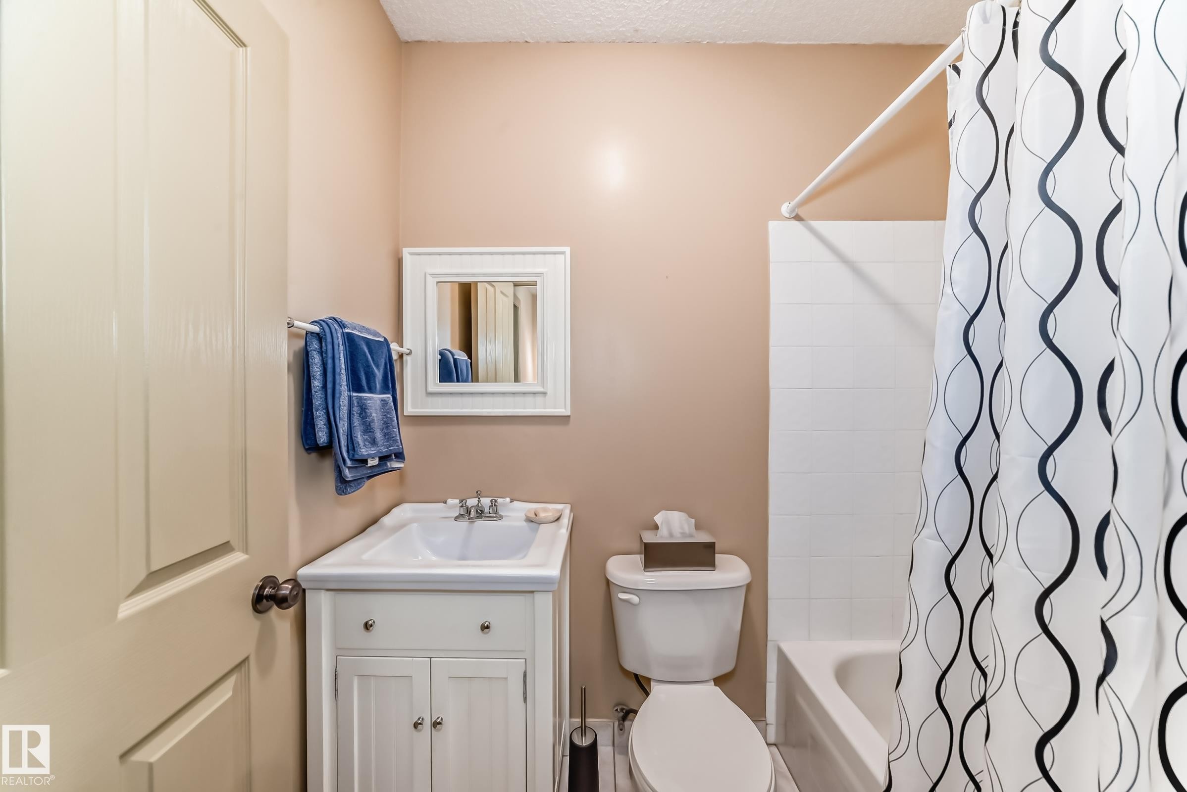 Bathroom - 241 Darlington Crescent, Edmonton, AB - Indoor Photo Showing Bathroom