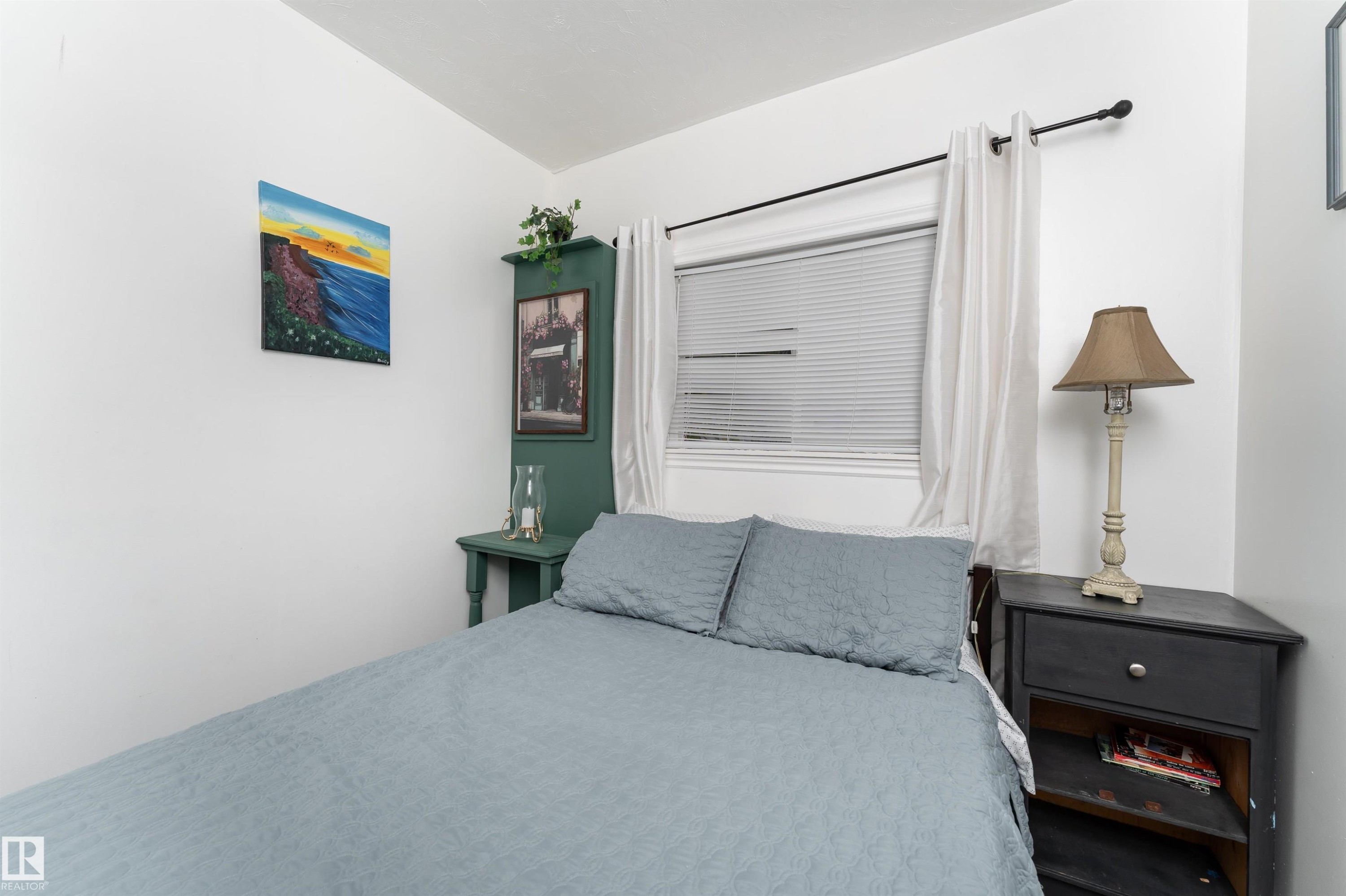 11539 101 Street, Edmonton, AB - Indoor Photo Showing Bedroom