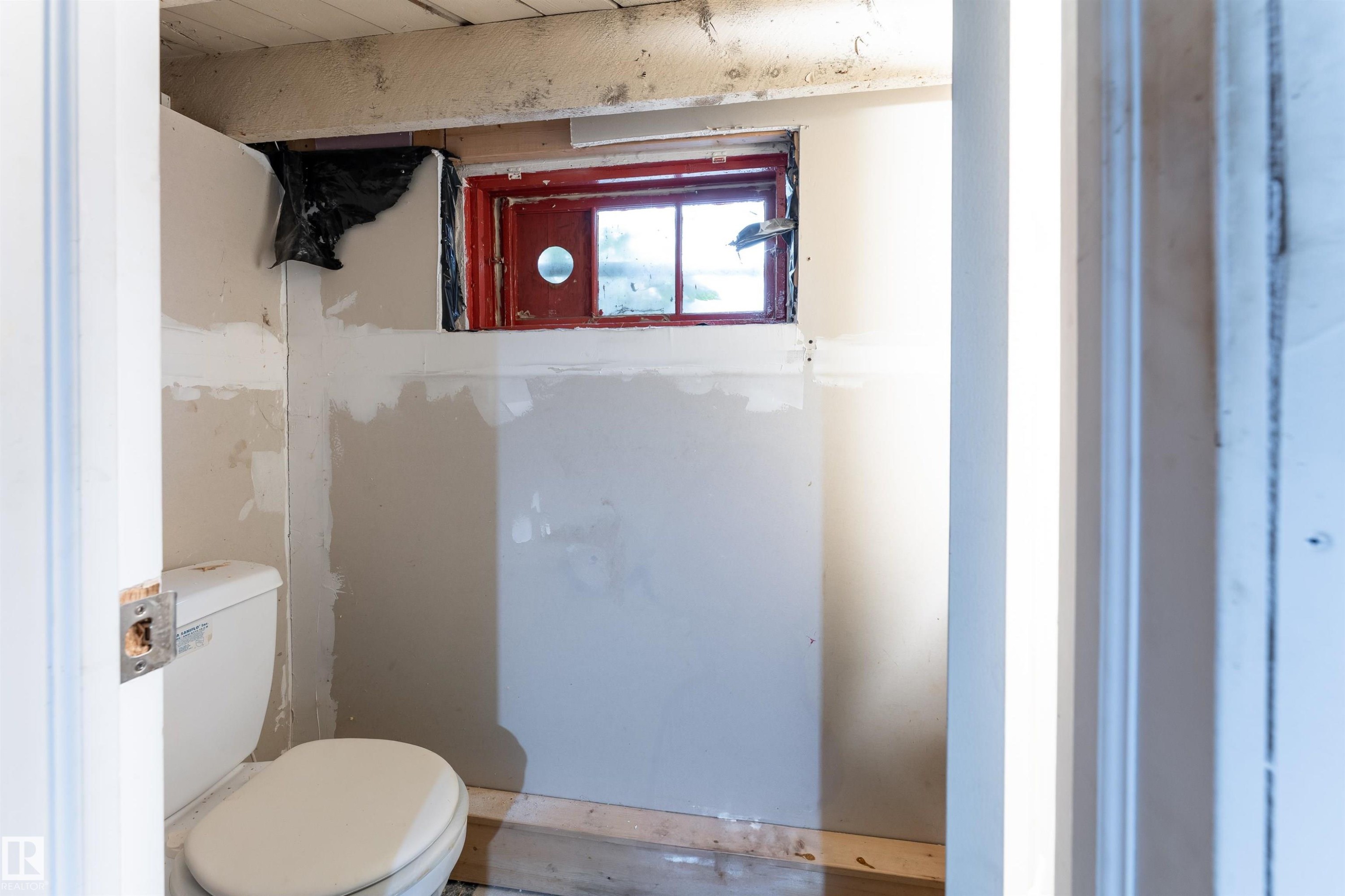 11539 101 Street, Edmonton, AB - Indoor Photo Showing Bathroom