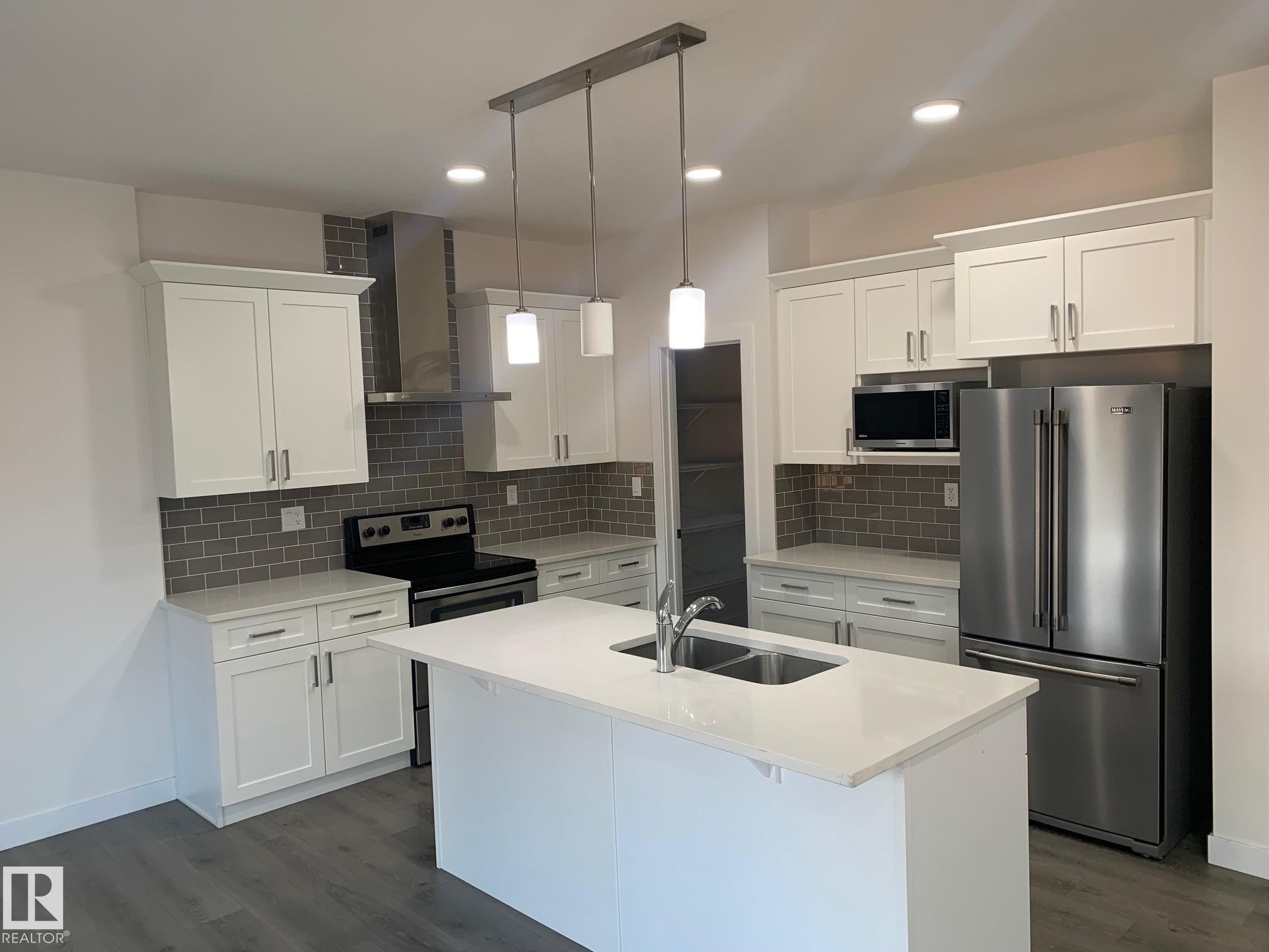 370 Edgemont Road, Edmonton, AB - Indoor Photo Showing Kitchen With Double Sink With Upgraded Kitchen