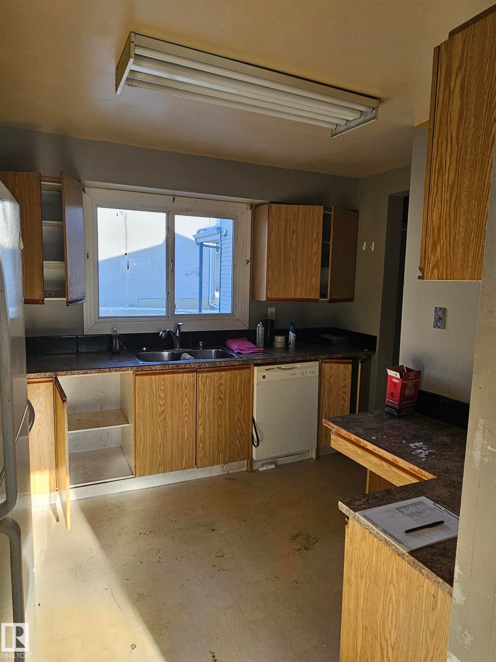 37 1415 62 Street, Edmonton, AB - Indoor Photo Showing Kitchen With Double Sink