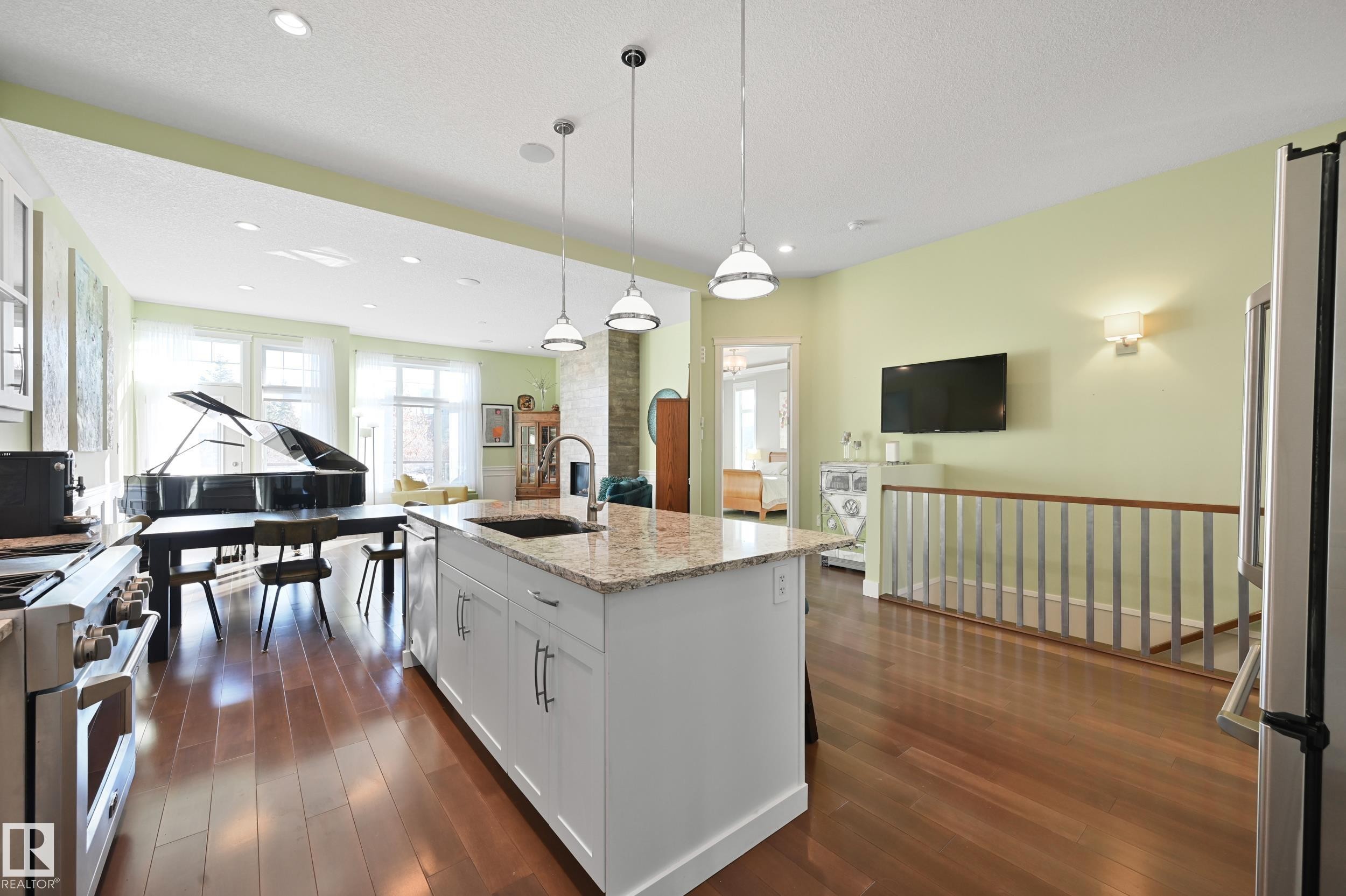 1 7570 May Common, Edmonton, AB - Indoor Photo Showing Kitchen With Upgraded Kitchen