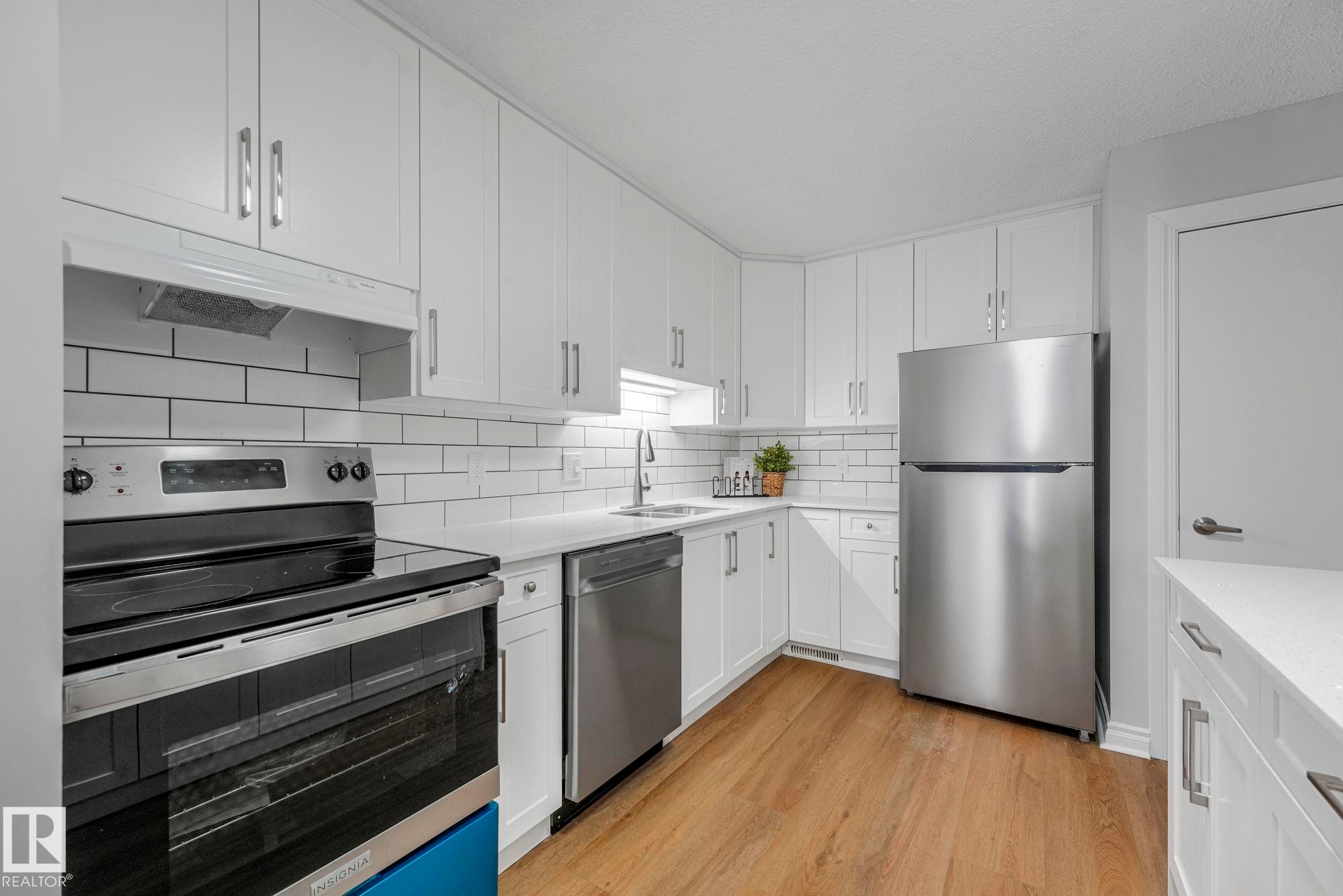 70 Hearthstone, Edmonton, AB - Indoor Photo Showing Kitchen