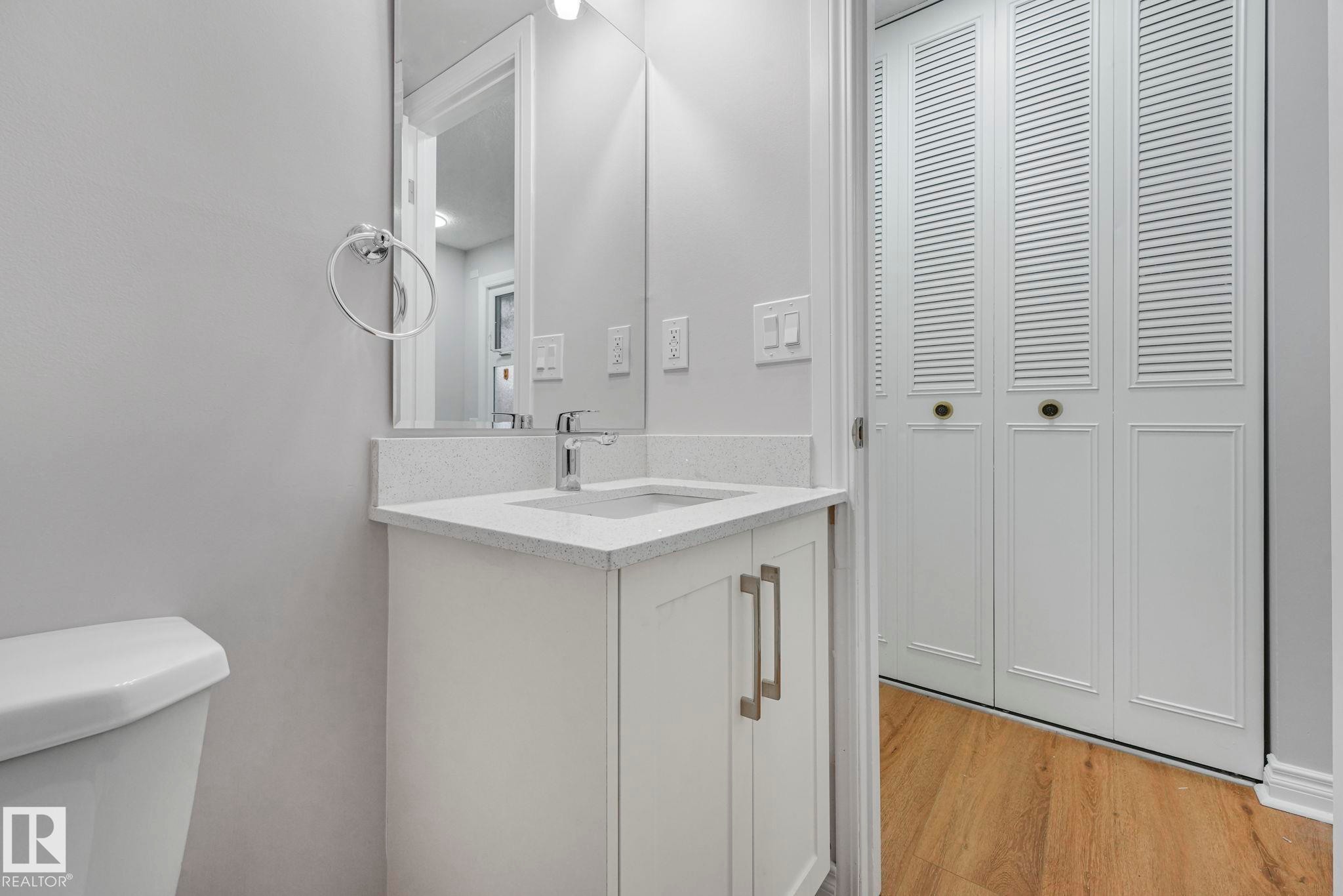 70 Hearthstone, Edmonton, AB - Indoor Photo Showing Bathroom