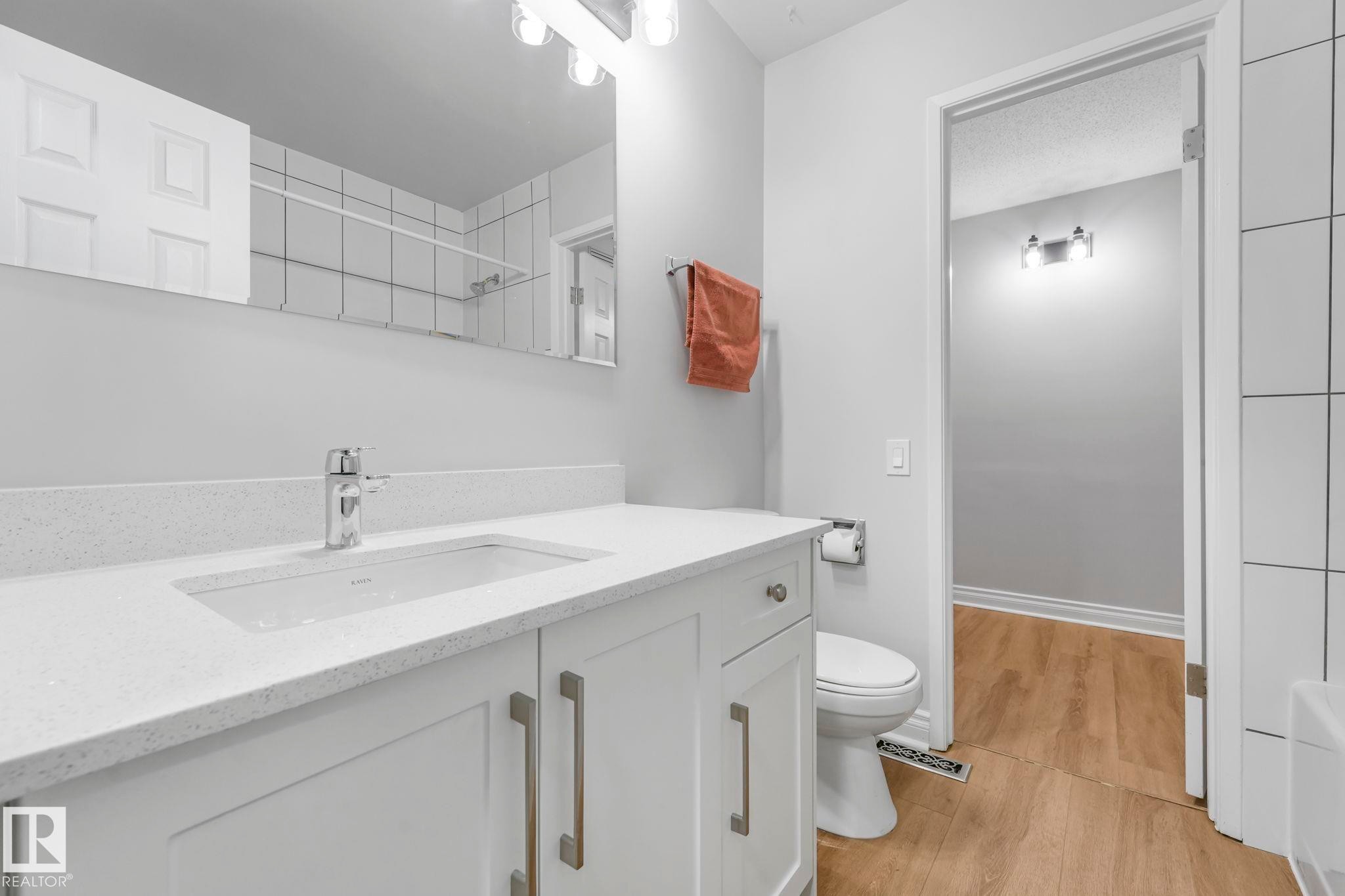 70 Hearthstone, Edmonton, AB - Indoor Photo Showing Bathroom