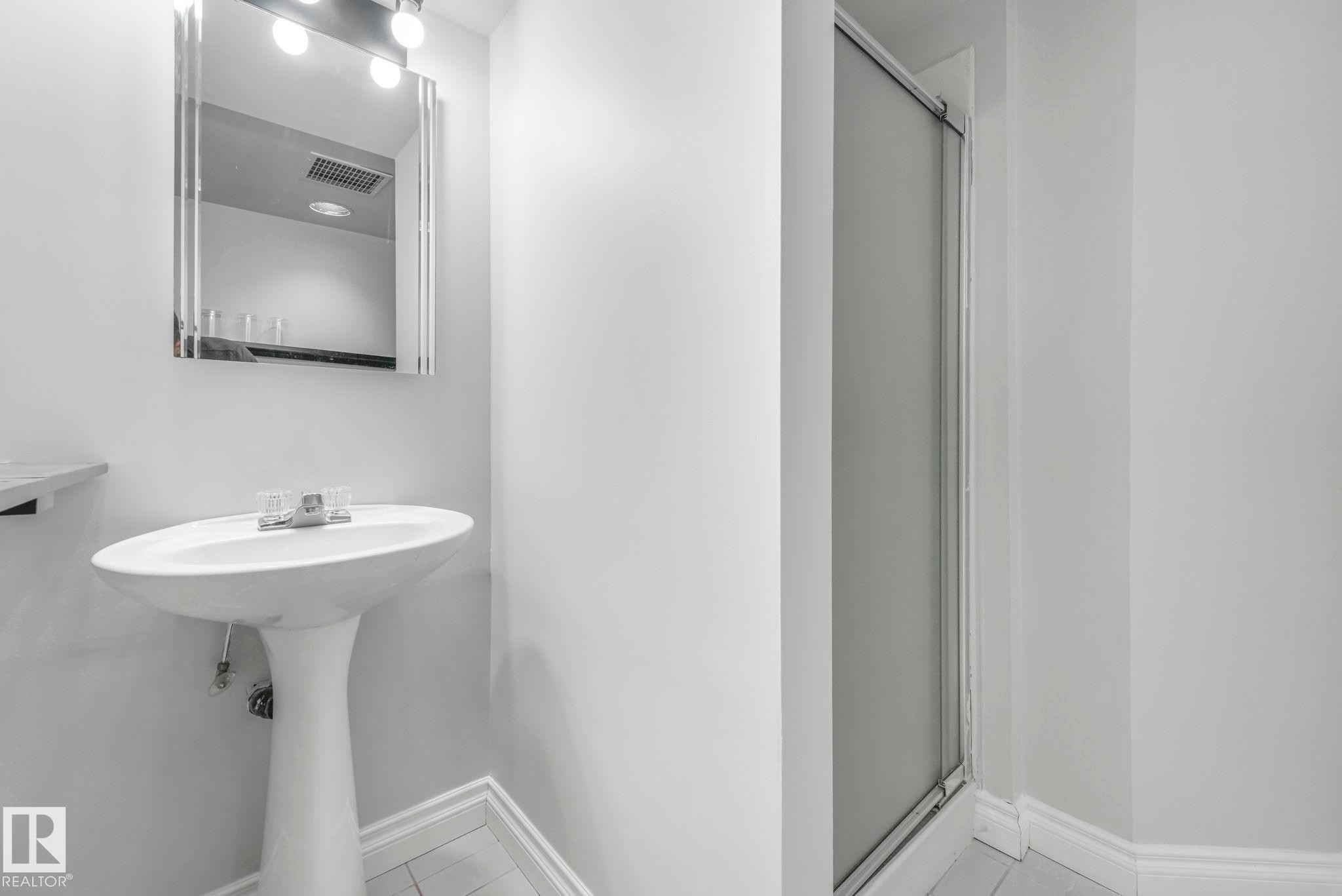 70 Hearthstone, Edmonton, AB - Indoor Photo Showing Bathroom