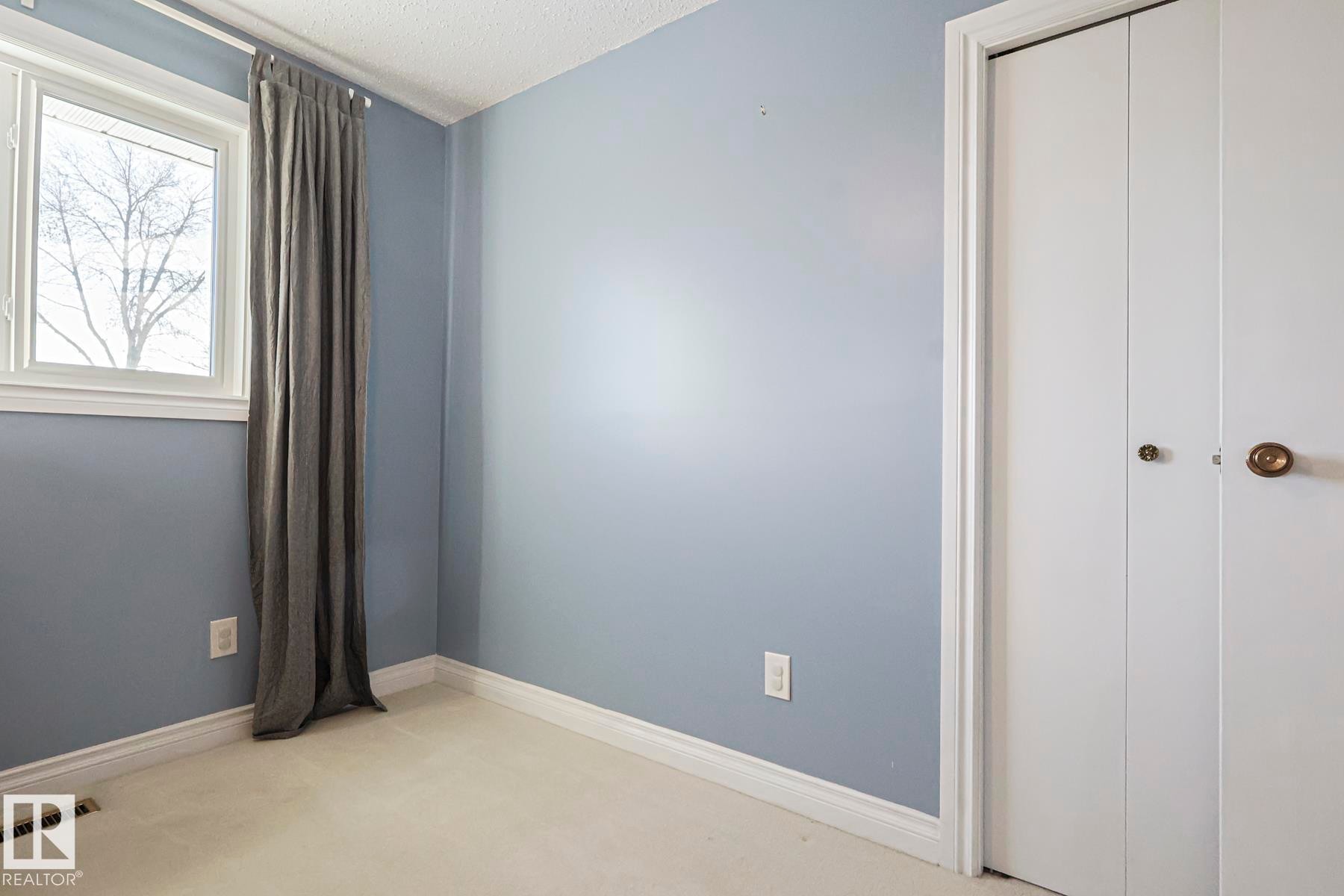 Unfurnished bedroom featuring carpet, a closet, and a textured ceiling - 192 Dunluce Road, Edmonton, AB - Indoor Photo Showing Other Room
