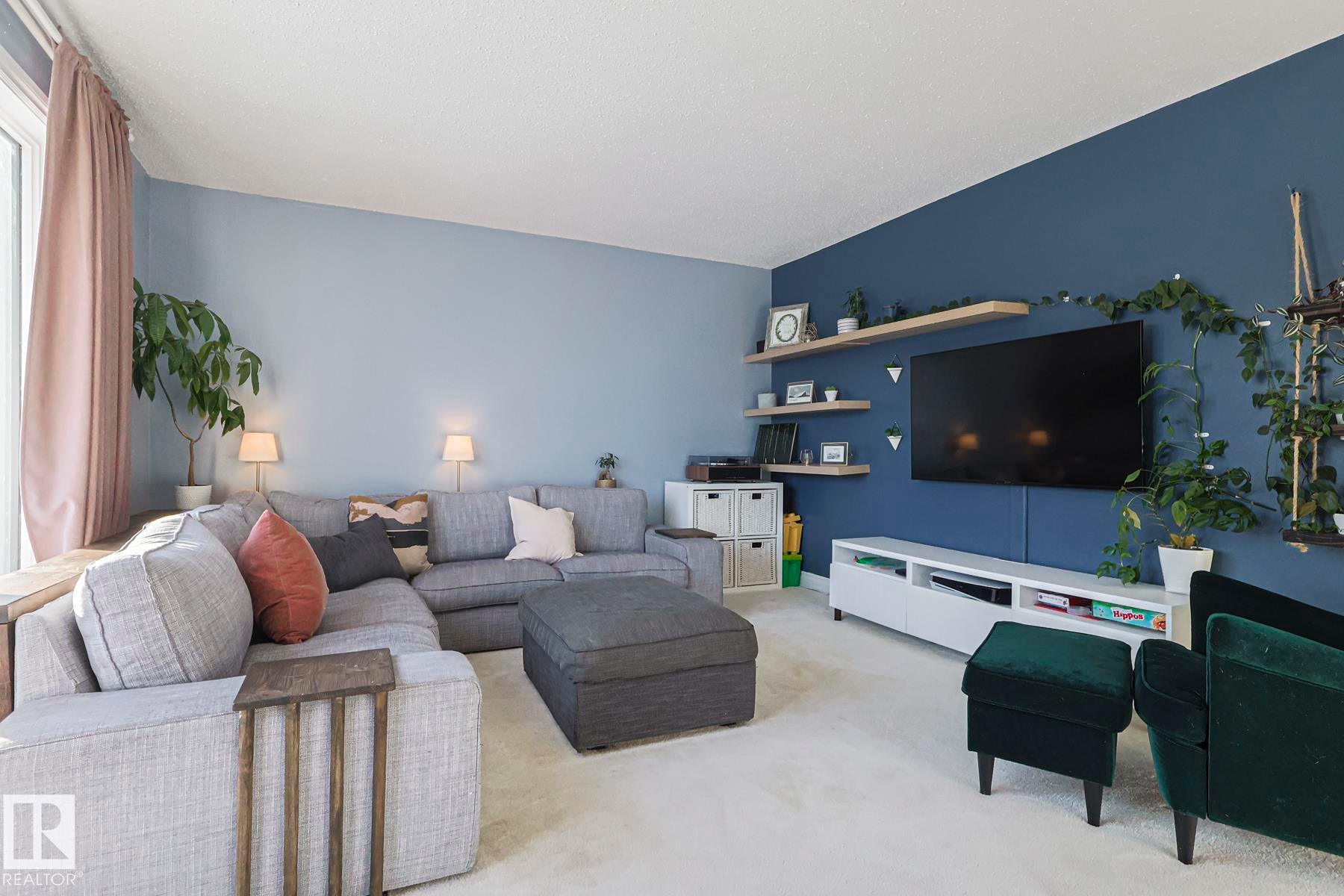Living area with carpet flooring - 192 Dunluce Road, Edmonton, AB - Indoor Photo Showing Living Room