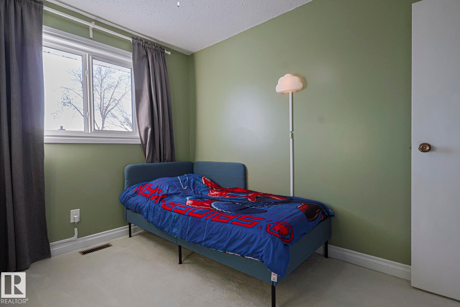 Bedroom featuring carpet flooring and a textured ceiling - 192 Dunluce Road, Edmonton, AB - Indoor Photo Showing Bedroom