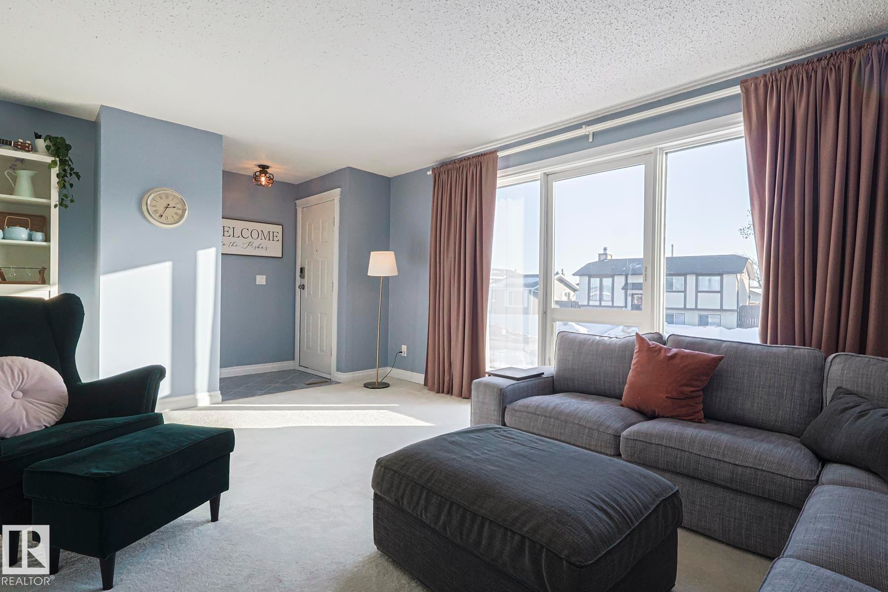 Living area with carpet flooring and a textured ceiling - 192 Dunluce Road, Edmonton, AB - Indoor Photo Showing Living Room