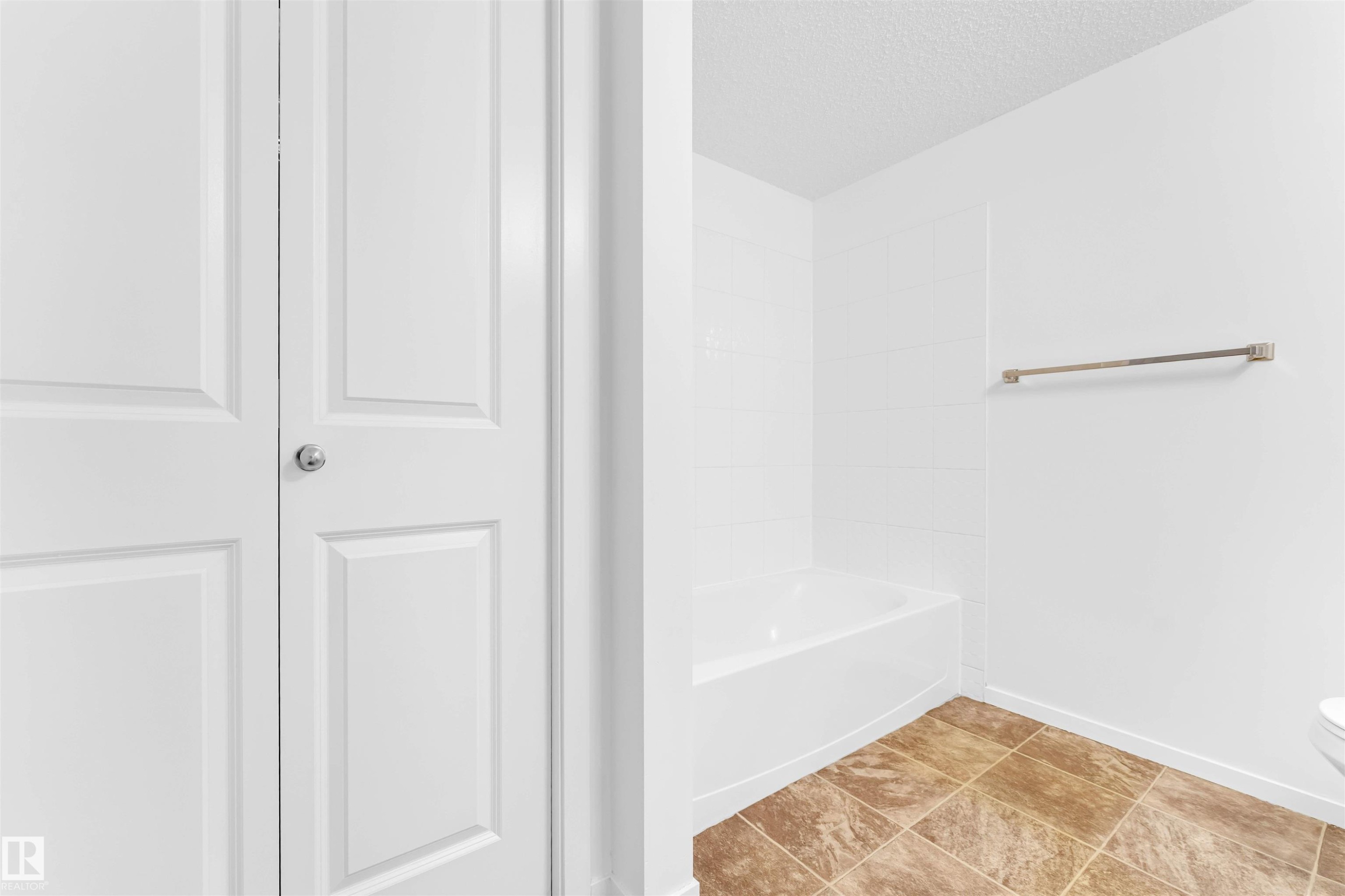 316 3211 James Mowatt Trail, Edmonton, AB - Indoor Photo Showing Other Room