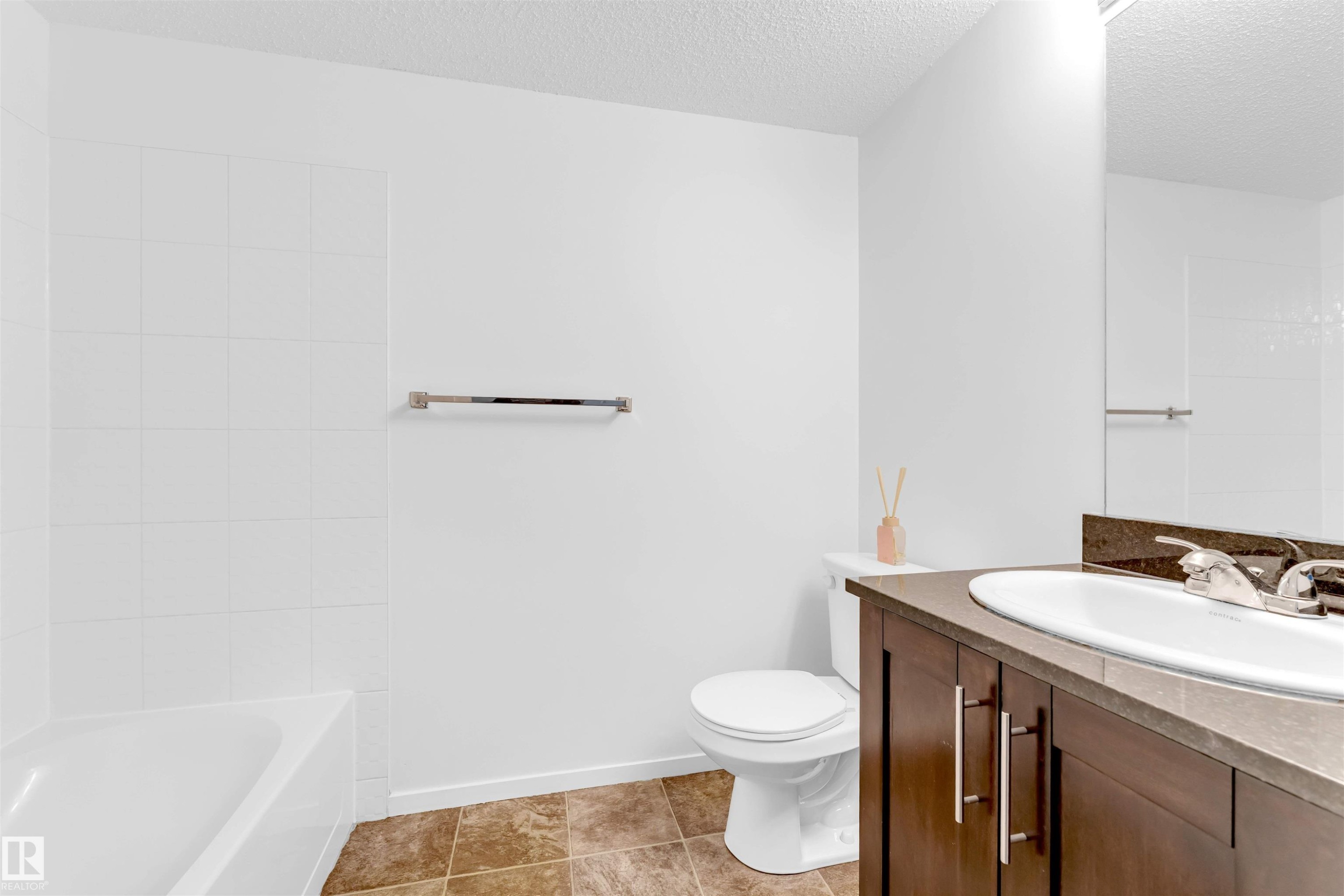 316 3211 James Mowatt Trail, Edmonton, AB - Indoor Photo Showing Bathroom
