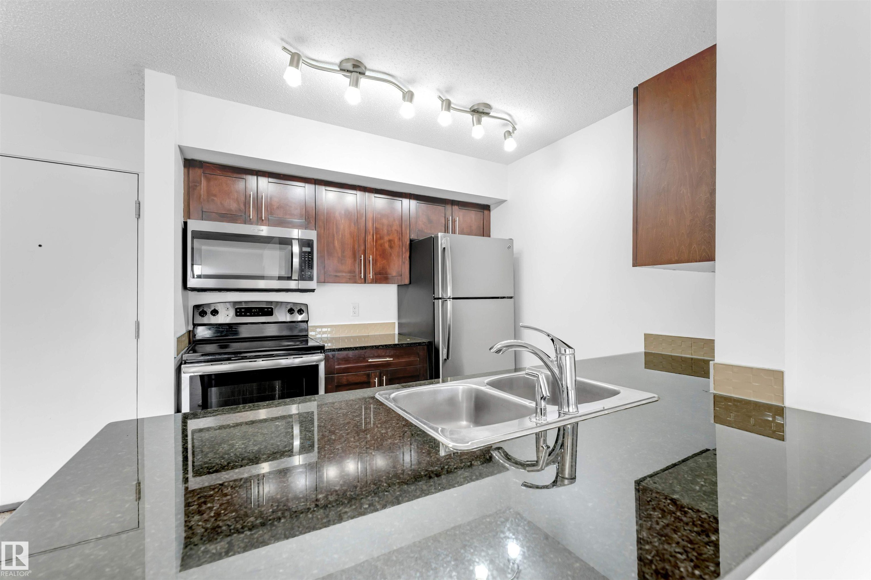 316 3211 James Mowatt Trail, Edmonton, AB - Indoor Photo Showing Kitchen With Double Sink