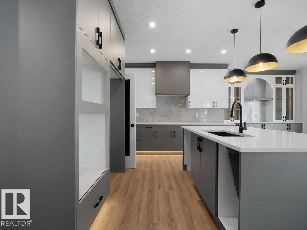 3310 Chickadee Dr, Edmonton, AB - Indoor Photo Showing Kitchen With Upgraded Kitchen